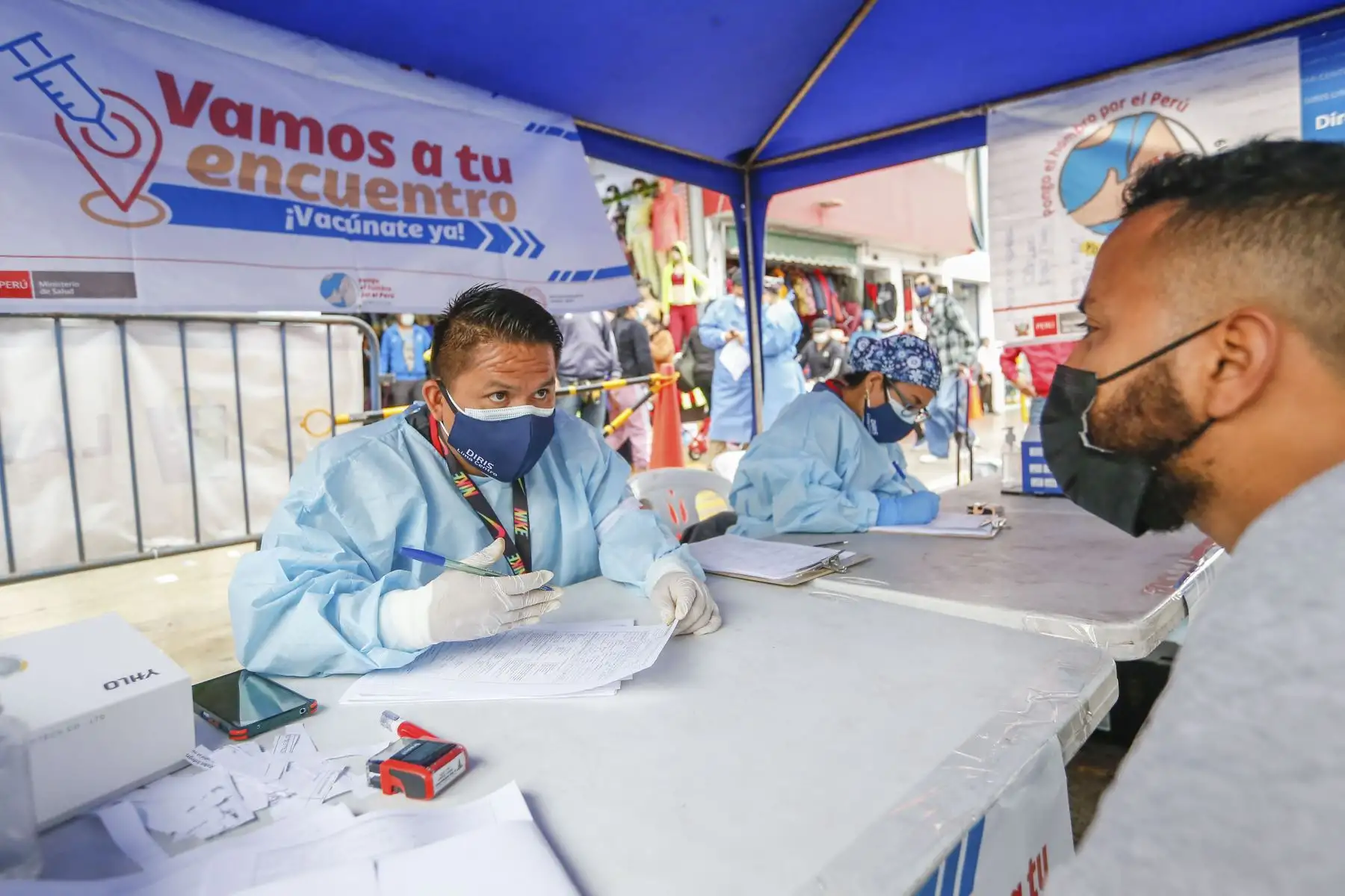 Ministerio de Salud inicia vacunación puesto por puesto contra la covid-19 a comerciantes y público en general en el jirón Luna Pizarro, La Victoria. Foto: ANDINA/Minsa