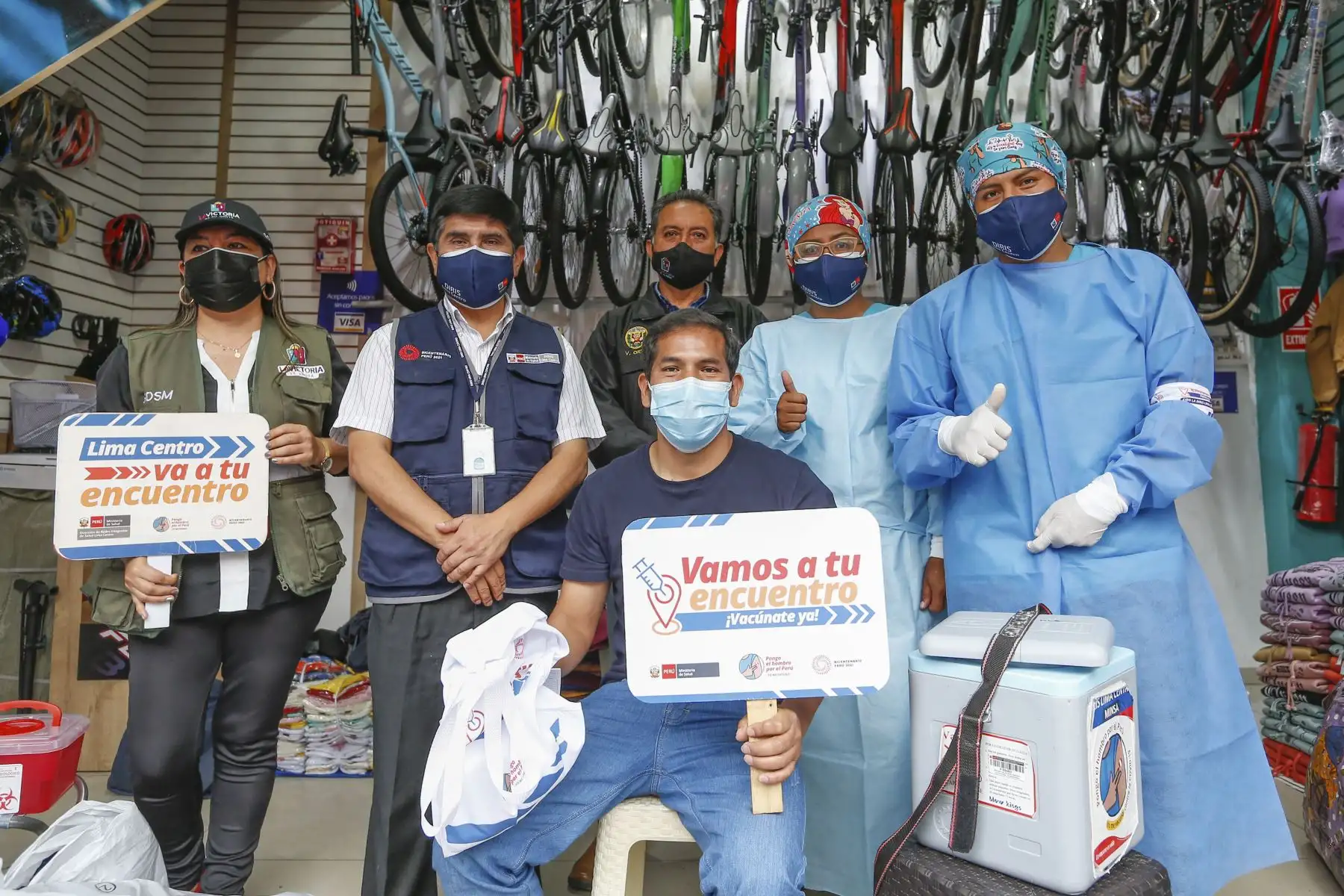 Ministerio de Salud inicia vacunación puesto por puesto contra la covid-19 a comerciantes y público en general en el jirón Luna Pizarro, La Victoria. Foto: ANDINA/Minsa