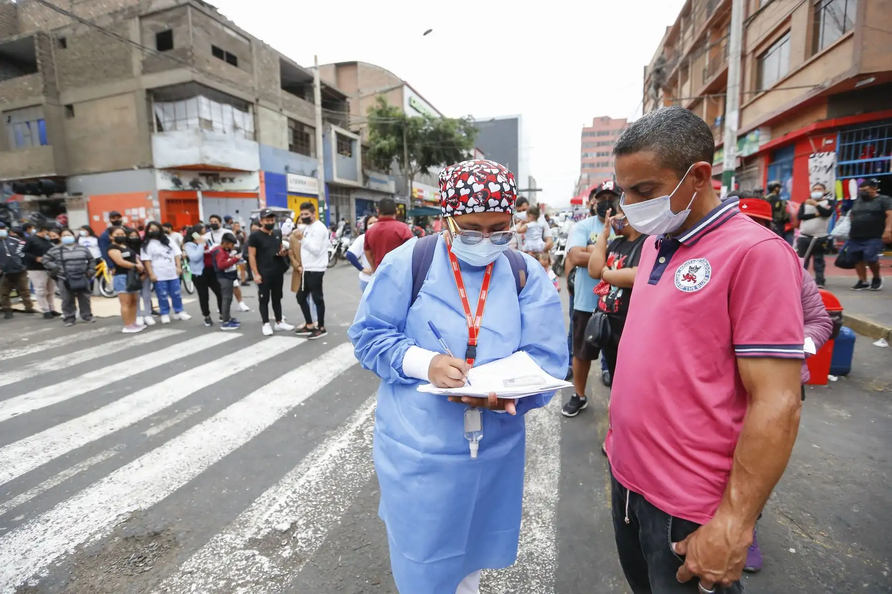 Ministerio de Salud inicia vacunación puesto por puesto contra la covid-19 a comerciantes y público en general en el jirón Luna Pizarro, La Victoria. Foto: ANDINA/Minsa