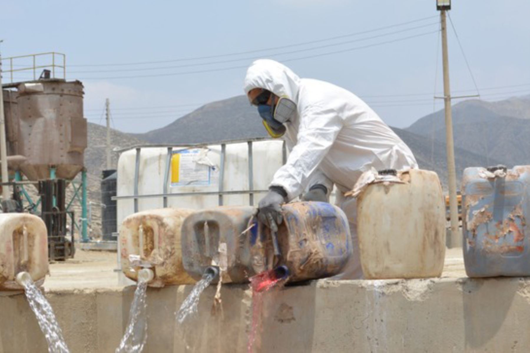 Los insumos químicos neutralizados se encontraba ácido clorhídrico, ácido sulfúrico, acetona, oxido de calcio, hidróxido de calcio, thinner, hidrocarburos, etc. Foto: Difusión