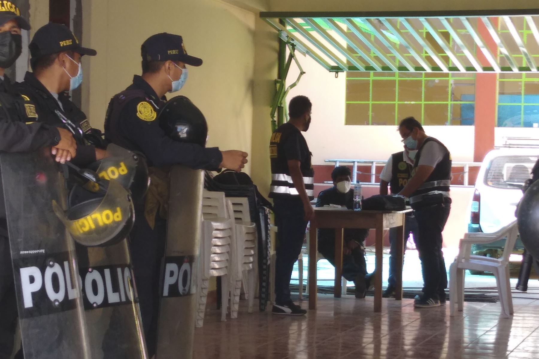 Trece personas, entre ellas el alcalde y teniente alcalde de Quichuay, fueron detenidas en megaoperación de la Policía Nacional y la fiscalía anticorrupción.
