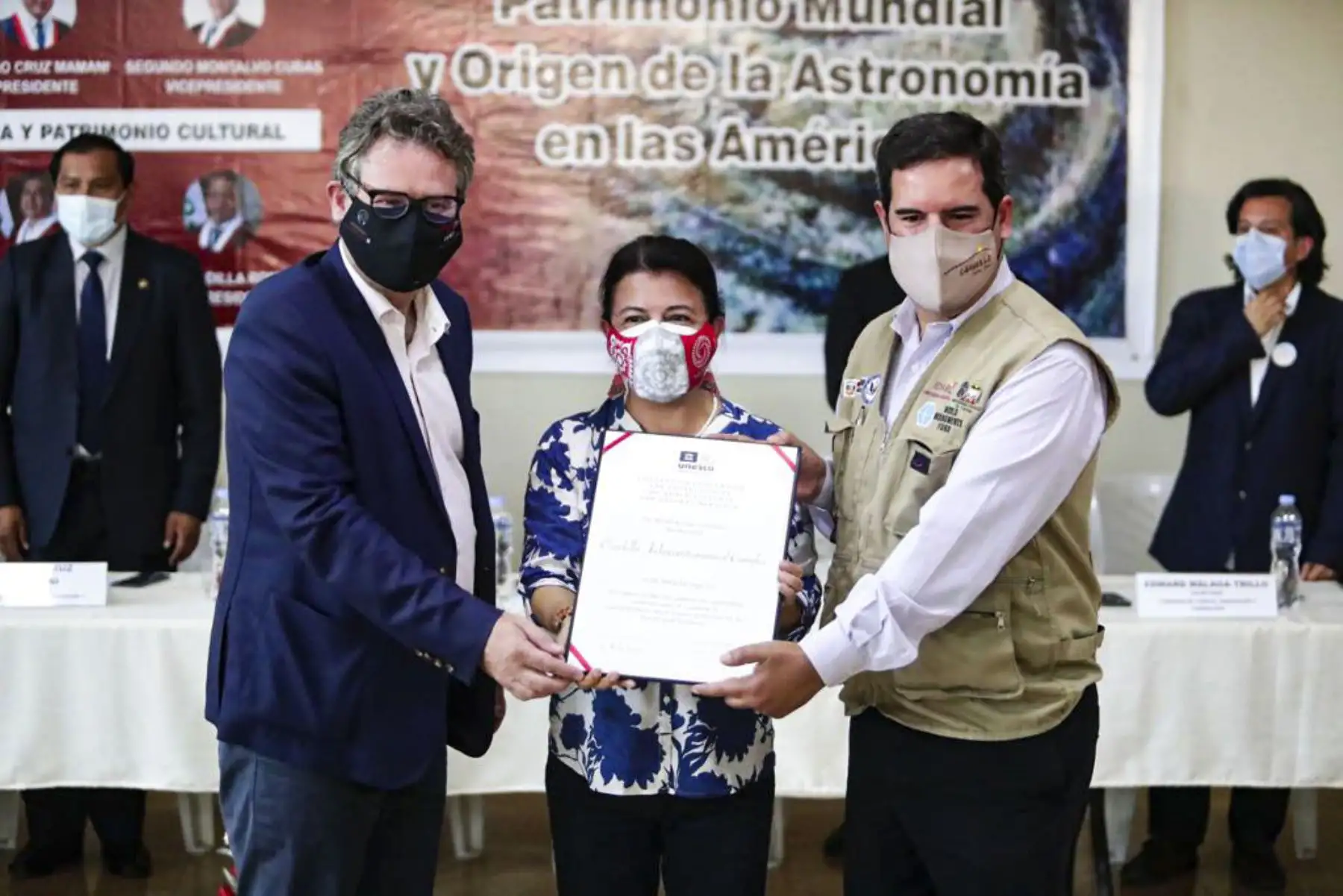 Ministra de Cultura, Gisela Ortiz y el representante de la Unesco hicieron la entrega oficial de la declaratoria del Complejo Arqueoastronómico Chankillo como Patrimonio Mundial por UNESCO al alcalde de Casma, Luis Alarcón. El Complejo Arqueoastronómico Chankillo, es el observatorio solar más antiguo de América y uno de los dos lugares en el mundo antiguo que han incorporado un calendario de horizonte solar completo. Foto: ANDINA/Mincul
