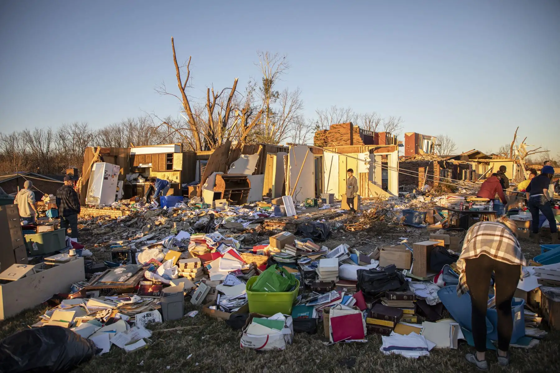 Funcionarios de Kentucky expresaron alivio el lunes de que docenas de trabajadores en una fábrica de velas parecen haber sobrevivido a los tornados que mataron al menos a 88 personas y dejaron un rastro de devastación en seis estados de EE. UU. Foto: AFP