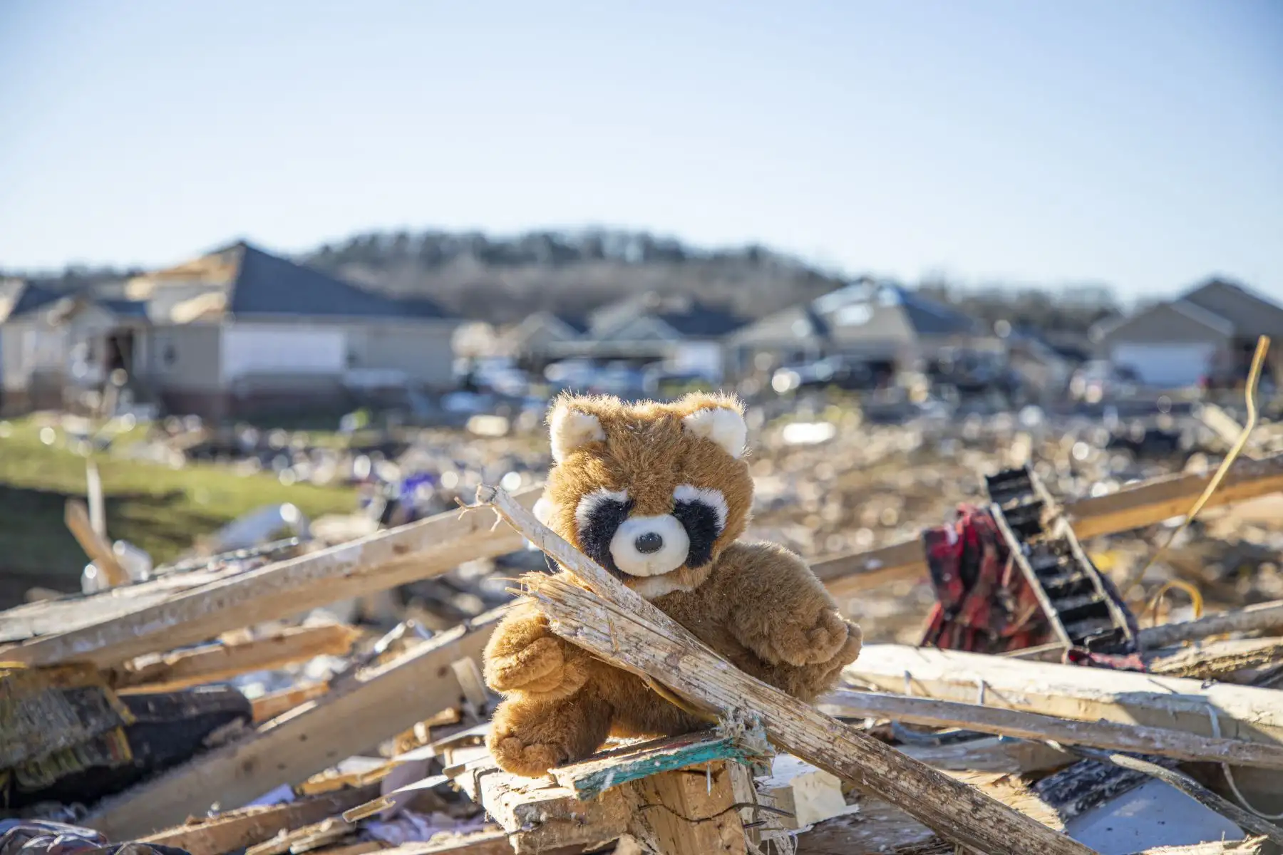 Un oso de peluche se encuentra entre los restos de lo que una vez albergaba después de que el clima extremo azotara el área, en Bowling Green, Kentucky, el 13 de diciembre de 2021. Foto: AFP