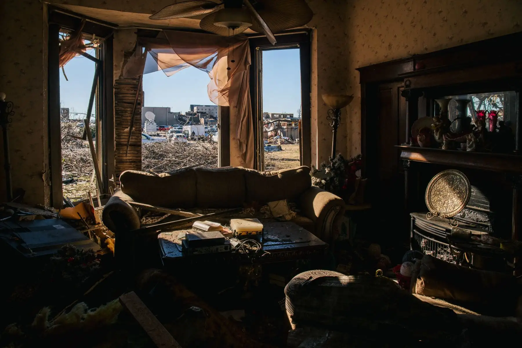 Una casa sufrió graves daños después de un tornado pasara por Mayfield en el estado de Kentucky. Foto: AFP