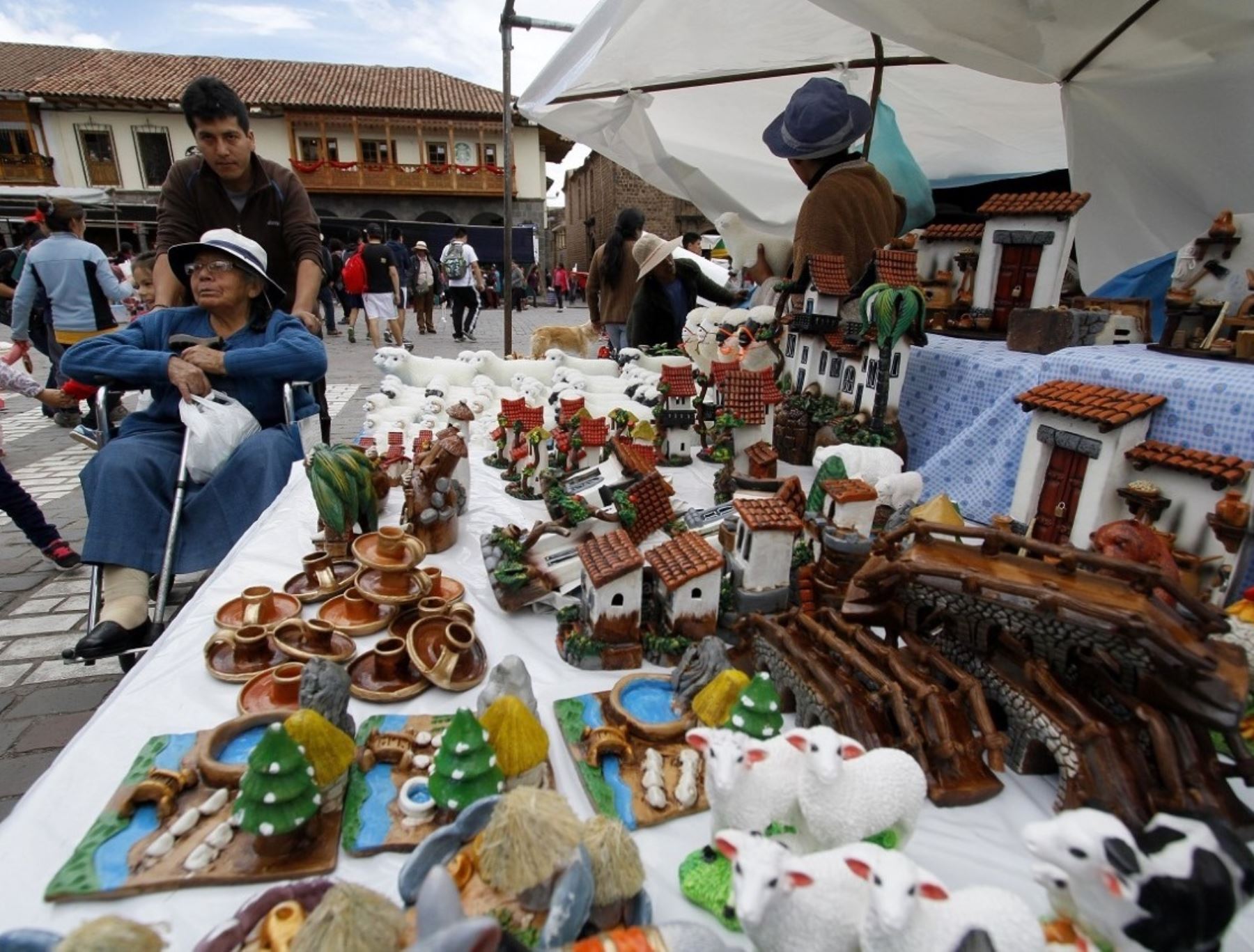 La tradicional feria Santurantikuy de Cusco, que se desarrollará del 19 al 24 de diciembre, ampliará su convocatoria y participarán artesanos de varias regiones.