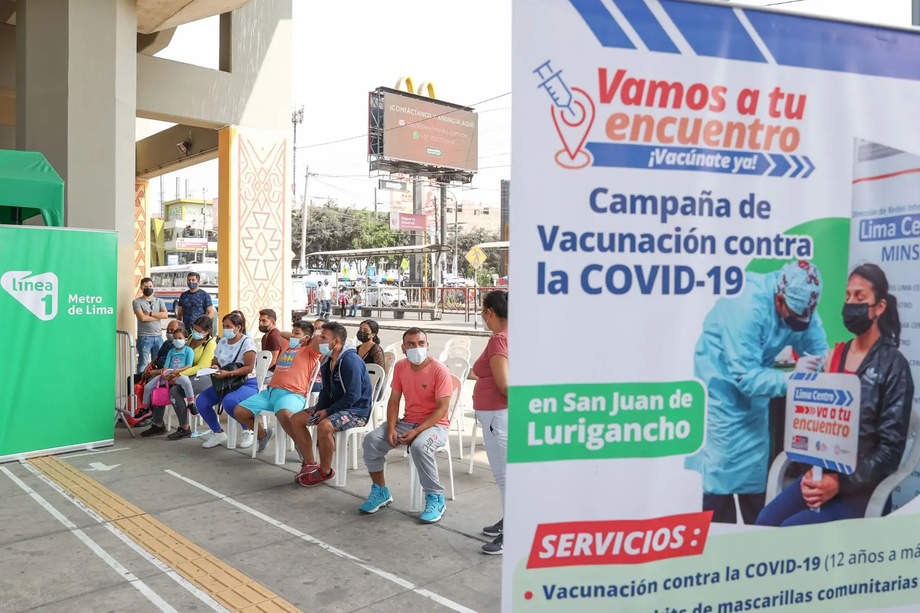 Brigadas del Minsa vacunan a usuarios de la línea 1del Metro de Lima en la estación Los Jardines de San Juan de Lurigancho.
Foto: ANDINA / Jhonel Rodríguez