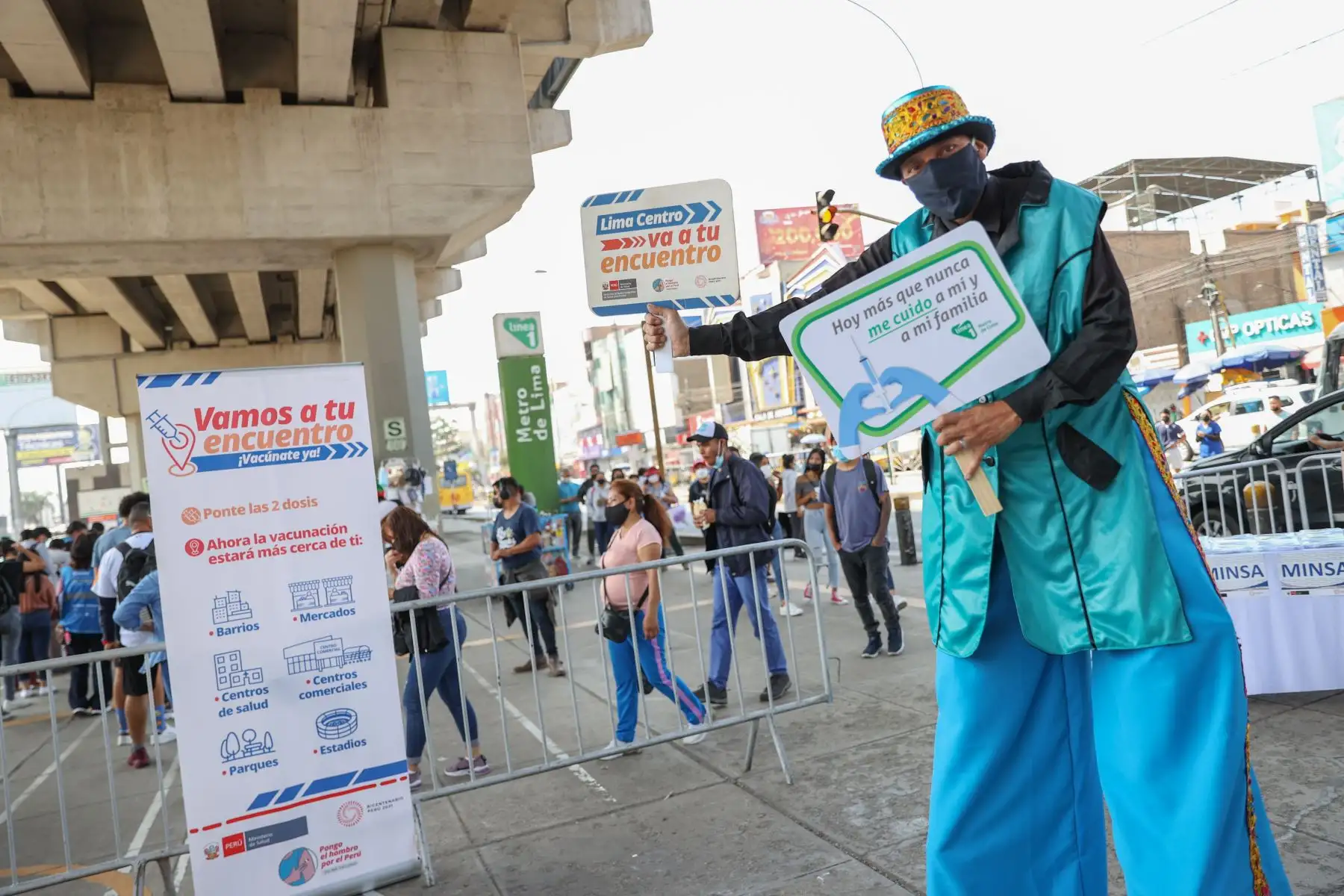 Brigadas del Minsa vacunan a usuarios de la línea 1del Metro de Lima en la estación Los Jardines de San Juan de Lurigancho.
Foto: ANDINA / Jhonel Rodríguez