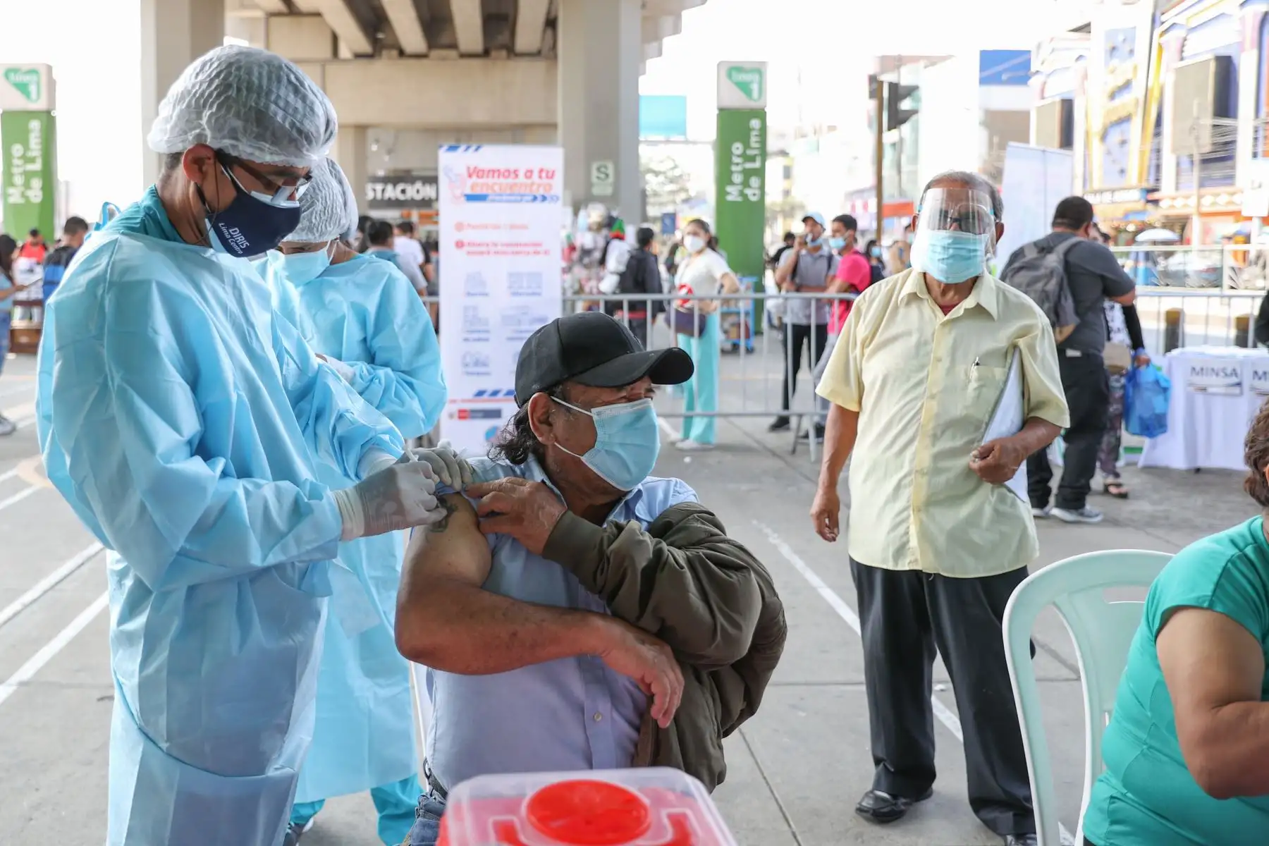 Brigadas del Minsa vacunan a usuarios de la línea 1del Metro de Lima en la estación Los Jardines de San Juan de Lurigancho.
Foto: ANDINA / Jhonel Rodríguez