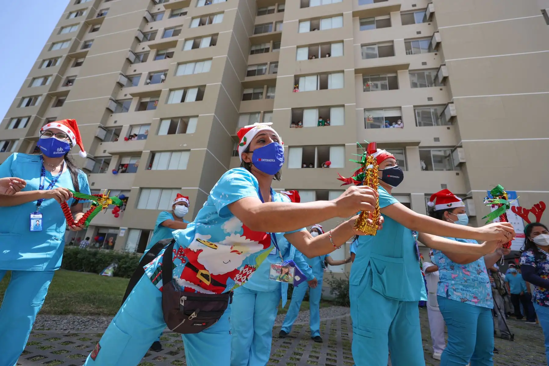 A pocos días de celebrarse la Navidad, Paul Suarez, el Papá Noel peruano, visitó la Villa Panamericana para llevar magia, color y alegría a más de 120 niños con Covid-19 que se encuentran aislados en este centro de atención. Con apoyo de una escalera telescópica de la Compañía de Bomberos, el navideño personaje llegó hasta los pisos más altos de las torres de la Villa para que ningún menor se quede sin obsequio. 
Foto: ANDINA/Jhonel Rodríguez
