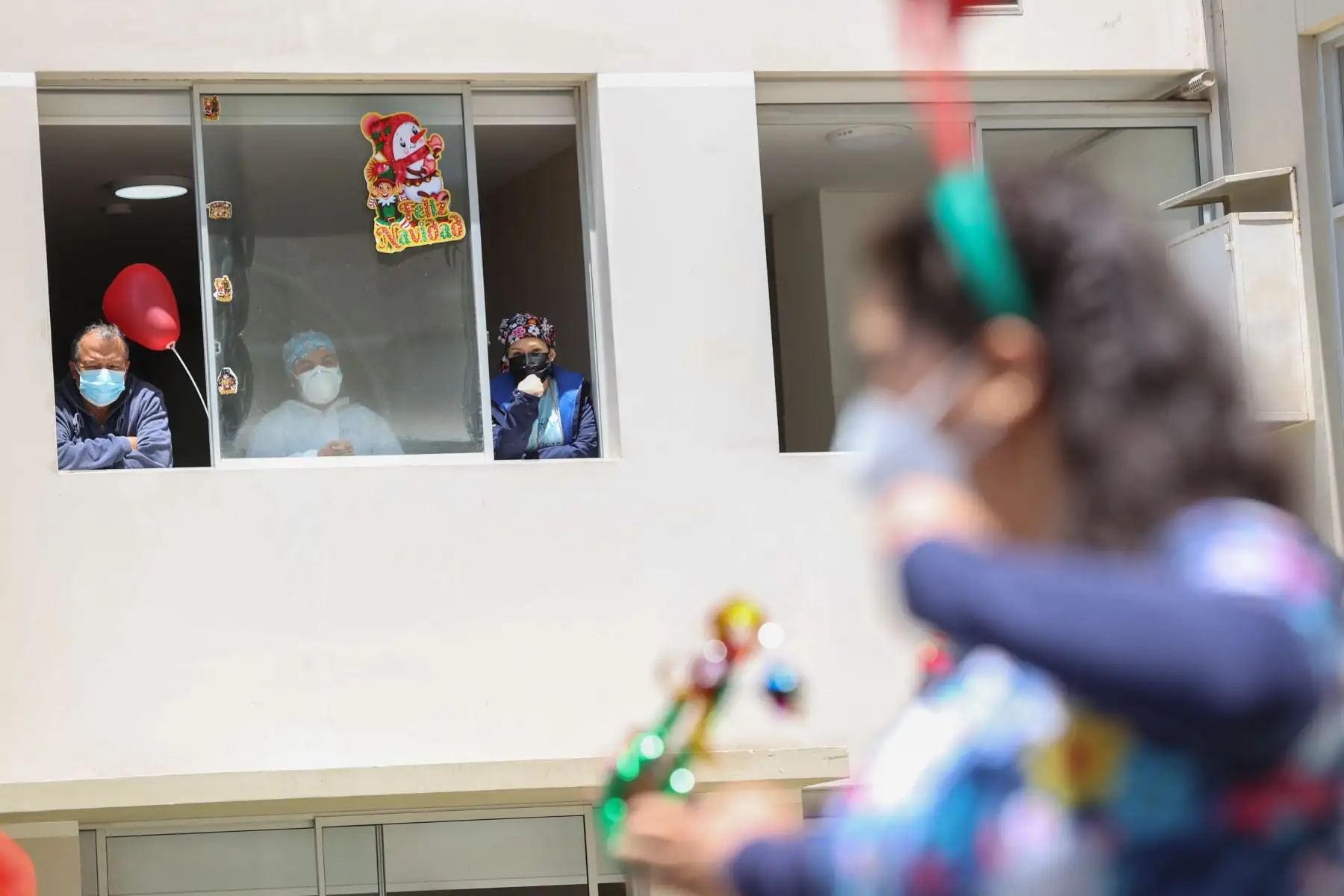 A pocos días de celebrarse la Navidad, Paul Suarez, el Papá Noel peruano, visitó la Villa Panamericana para llevar magia, color y alegría a más de 120 niños con Covid-19 que se encuentran aislados en este centro de atención. Con apoyo de una escalera telescópica de la Compañía de Bomberos, el navideño personaje llegó hasta los pisos más altos de las torres de la Villa para que ningún menor se quede sin obsequio. 
Foto: ANDINA/Jhonel Rodríguez