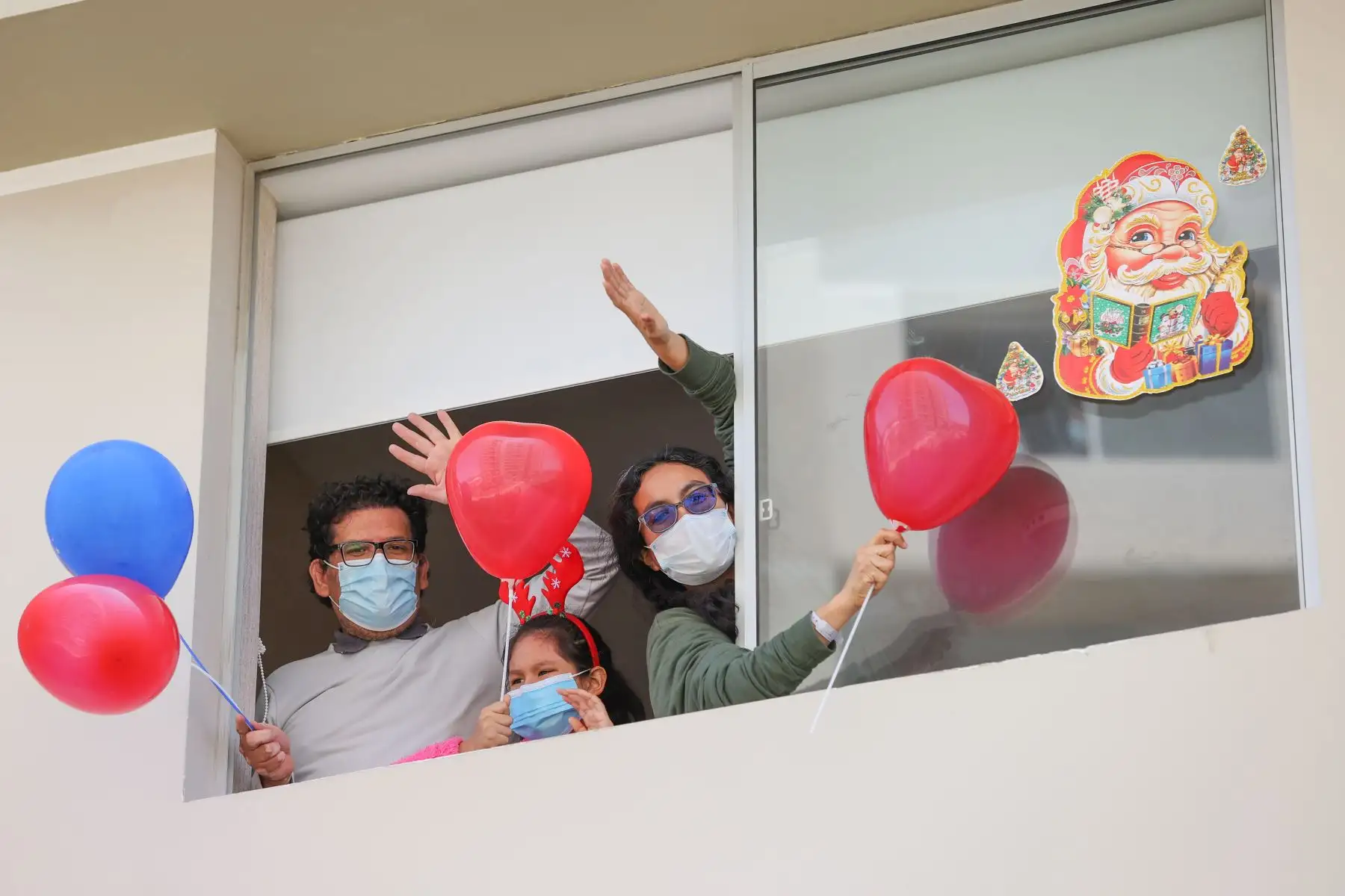 A pocos días de celebrarse la Navidad, Paul Suarez, el Papá Noel peruano, visitó la Villa Panamericana para llevar magia, color y alegría a más de 120 niños con Covid-19 que se encuentran aislados en este centro de atención. Con apoyo de una escalera telescópica de la Compañía de Bomberos, el navideño personaje llegó hasta los pisos más altos de las torres de la Villa para que ningún menor se quede sin obsequio. 
Foto: ANDINA/Jhonel Rodríguez