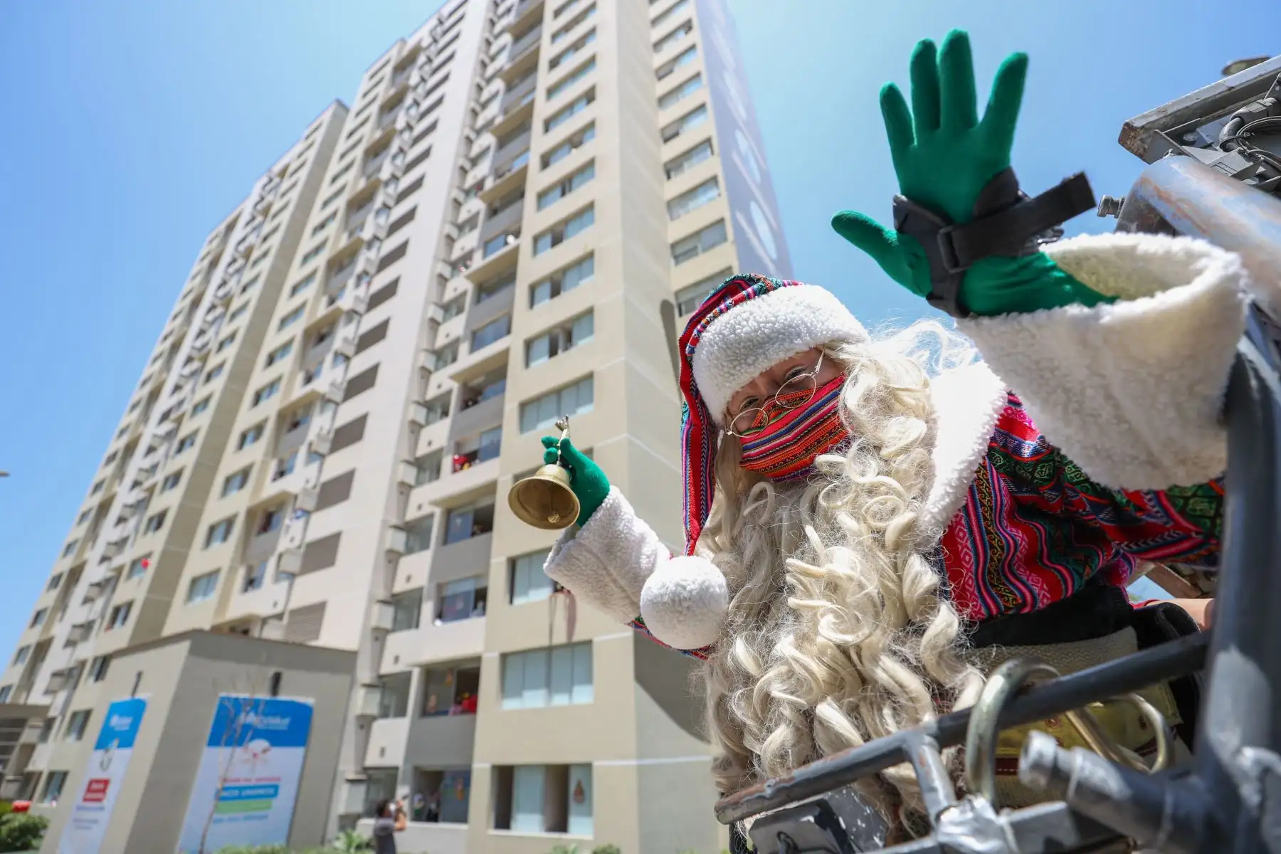A pocos días de celebrarse la Navidad, Paul Suarez, el Papá Noel peruano, visitó la Villa Panamericana para llevar magia, color y alegría a más de 120 niños con Covid-19 que se encuentran aislados en este centro de atención. Con apoyo de una escalera telescópica de la Compañía de Bomberos, el navideño personaje llegó hasta los pisos más altos de las torres de la Villa para que ningún menor se quede sin obsequio. 
Foto: ANDINA/Jhonel Rodríguez