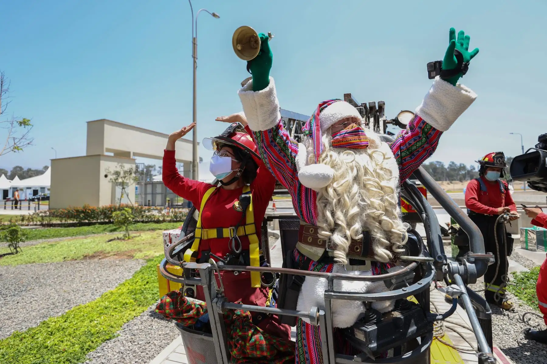 A pocos días de celebrarse la Navidad, Paul Suarez, el Papá Noel peruano, visitó la Villa Panamericana para llevar magia, color y alegría a más de 120 niños con Covid-19 que se encuentran aislados en este centro de atención. Con apoyo de una escalera telescópica de la Compañía de Bomberos, el navideño personaje llegó hasta los pisos más altos de las torres de la Villa para que ningún menor se quede sin obsequio. 
Foto: ANDINA/Jhonel Rodríguez