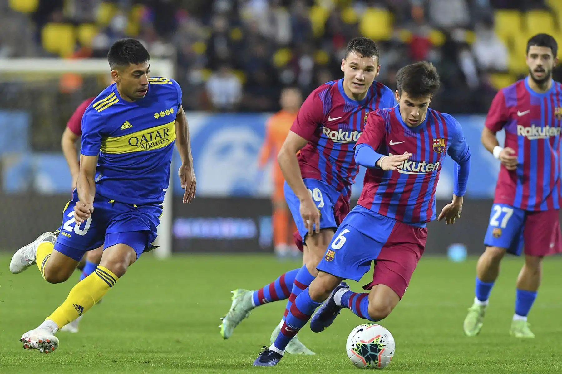 El centrocampista español del Barcelona Riqui Puig (R) regatea al Boca Juniors de Argentina, Juan Edgardo Ramírez, durante un partido amistoso de fútbol entre el Barcelona de España y el Boca Juniors de Argentina, parte de la Copa Maradona en el estadio Mrsool Park de la capital saudita, Riad. Foto: AFP