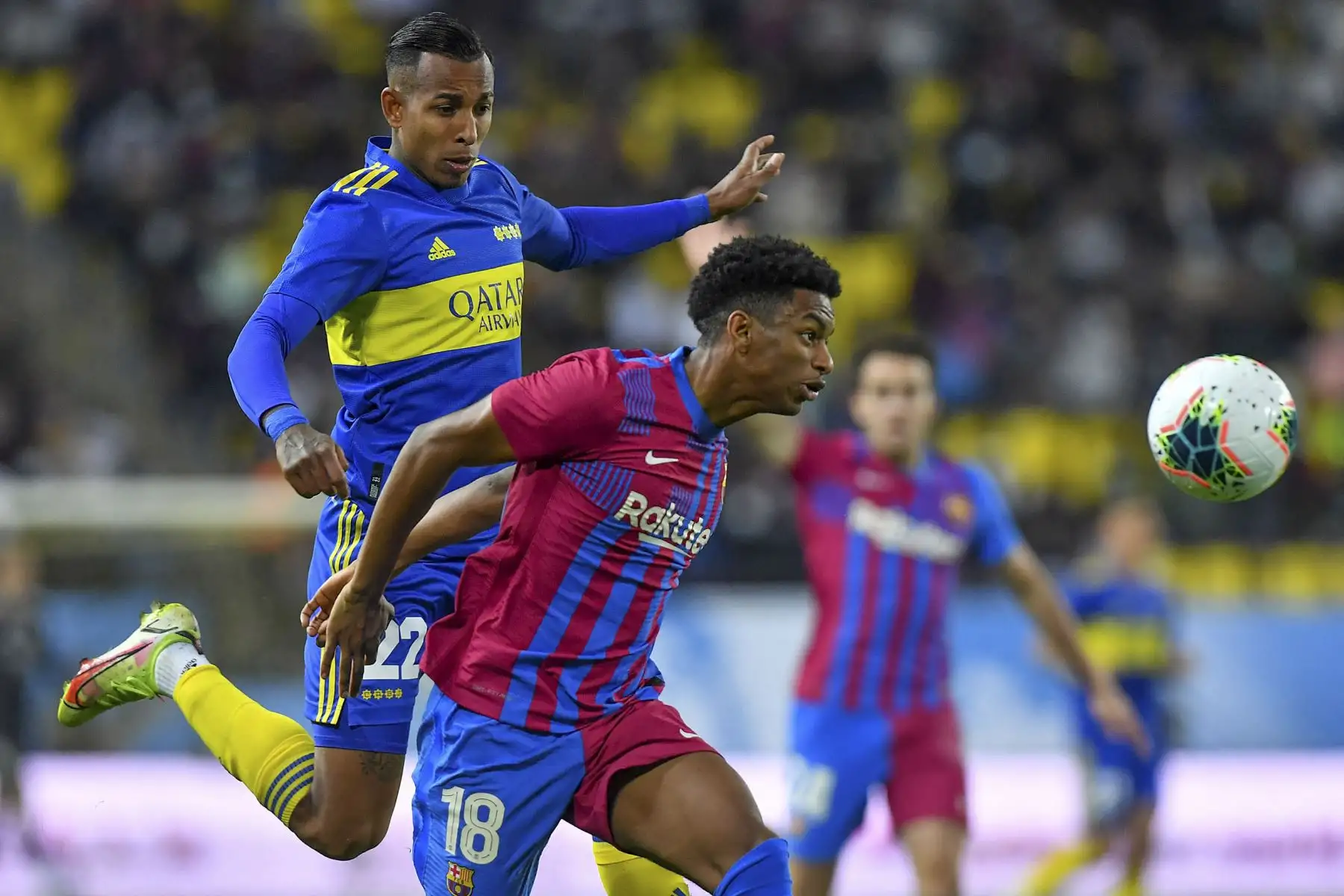 El colombiano Sebastian Villa (L) de Boca Juniors de Argentina, compite por el balón con el defensor español de Barcelona Alejandro Balde (C) durante un partido amistoso de fútbol entre el Barcelona de España y el Boca Juniors de Argentina, parte de la Copa Maradona en el estadio Mrsool Park de la capital saudita, Riad. Foto: AFP