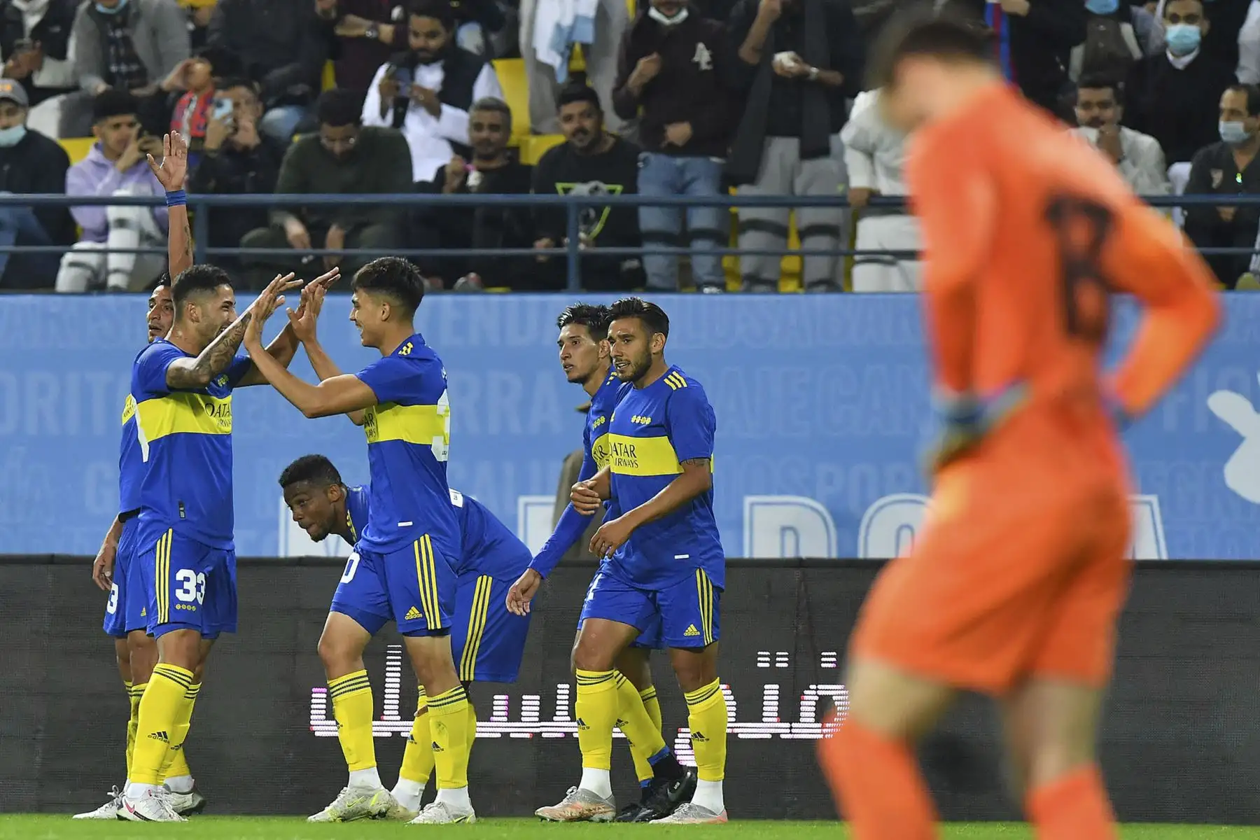 Los jugadores de Boca Juniors celebran un gol durante un partido amistoso de fútbol entre el Barcelona de España y el Boca Juniors de Argentina parte de la Copa Maradona en el estadio Mrsool Park de la capital saudí, Riad. Foto: AFP