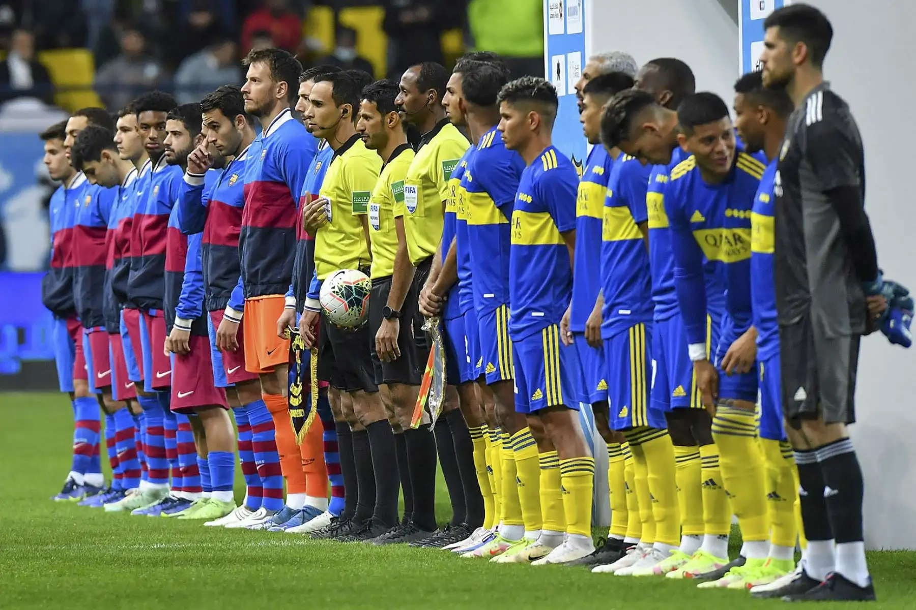 Los jugadores de Barcelona (izq.) Y Boca Juniors interpretan los himnos nacionales aehad de un partido amistoso de fútbol entre el Barcelona de España y el Boca Juniors de Argentina, parte de la Copa Maradona en el estadio Mrsool Park de la capital saudí, Riad. Foto: AFP