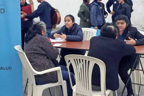 Estudiantes de ciencias de la salud de la UPN brindan atenciones gratuitas a la comunidad. Foto: Andina/Difusión.