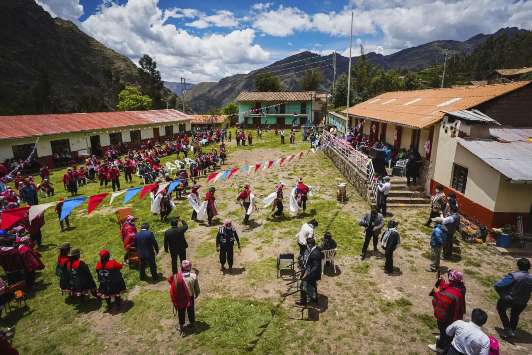 El Ministerio de Educación (Minedu) y el Programa Nacional de Infraestructura Educativa (Pronied) colocaron la primera piedra del proyecto de "Mejoramiento de la infraestructura en la IE N.° 50161, en el centro poblado de Huama – Lamay, distrito de Lamay, provincia de Calca, en la región Cusco". Foto: Difusión