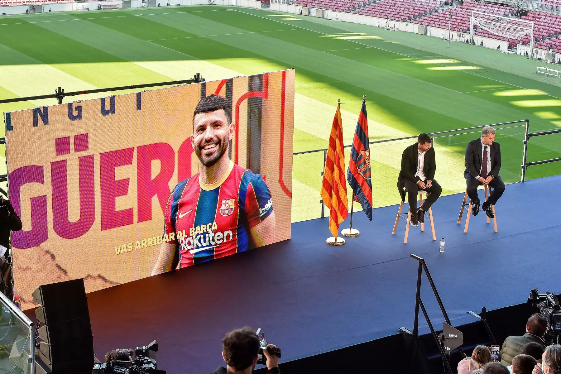 El delantero argentino del Barcelona, ​​Kun Agüero y el presidente español del Barcelona, ​​Joan Laporta, pronuncian una conferencia de prensa para anunciar su retiro del fútbol, ​​en el estadio Camp Nou de Barcelona.
Foto: AFP