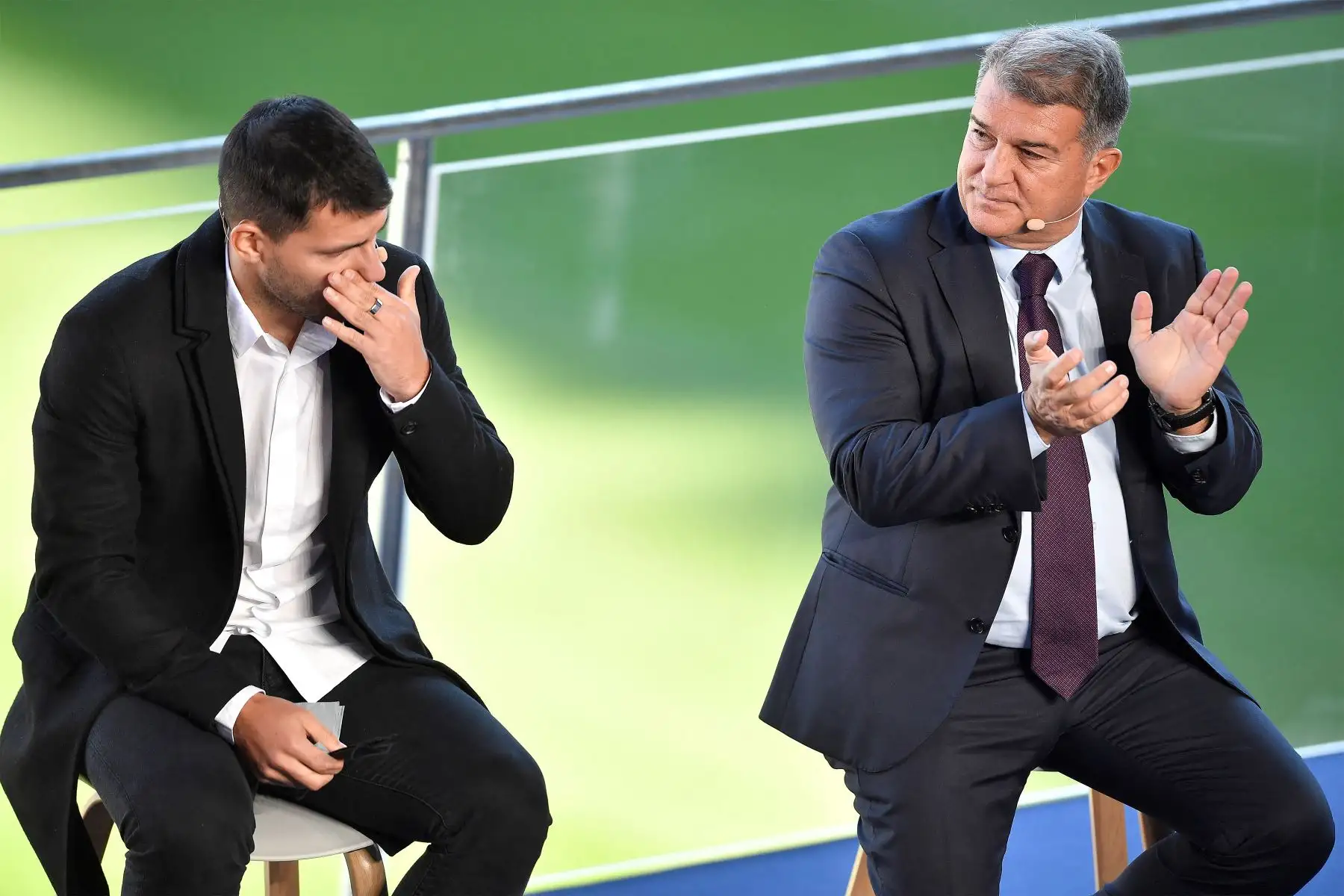 El delantero argentino del Barcelona, ​​Kun Agüero y el presidente español del Barcelona, ​​Joan Laporta, pronuncian una conferencia de prensa para anunciar su retiro del fútbol, ​​en el estadio Camp Nou de Barcelona.
Foto: AFP