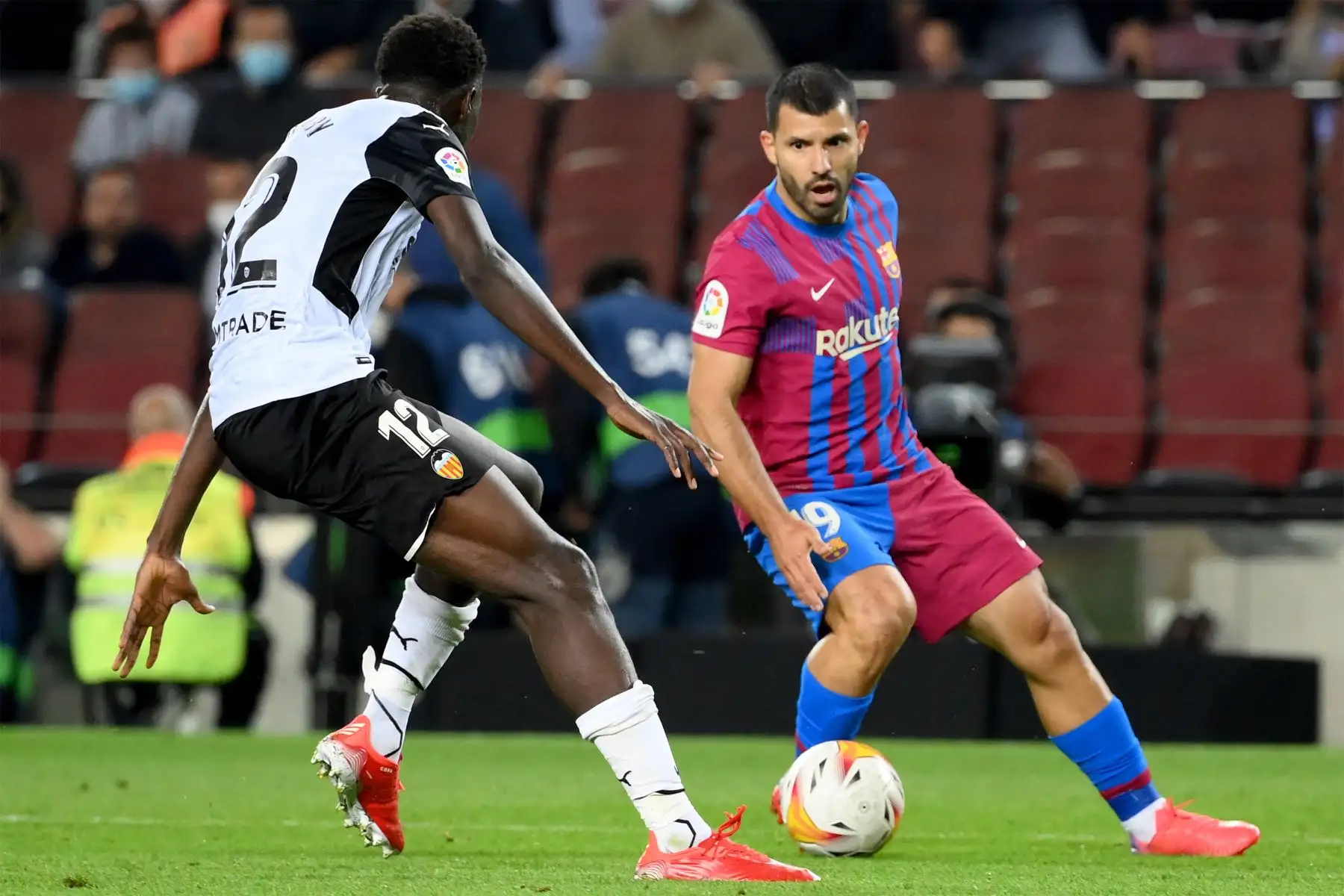 El delantero argentino del Barcelona Kun Agüero controla el balón durante el partido de fútbol de la liga española entre el FC Barcelona y el Valencia CF en el estadio Camp Nou de Barcelona el 17 de octubre de 2021.
Foto: AFP