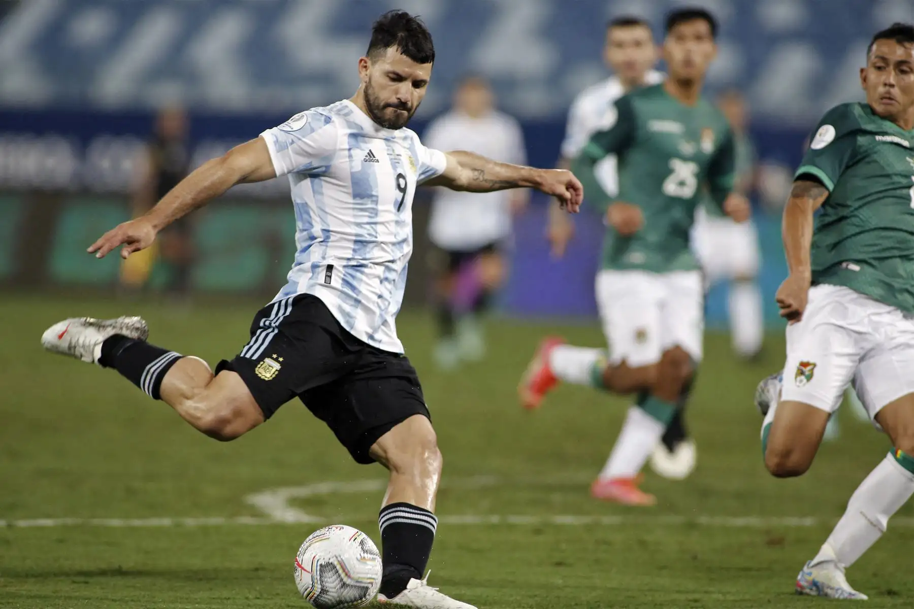 El argentino Sergio Agüero se prepara para disparar durante el partido de la fase de grupos del torneo de fútbol Conmebol Copa América 2021 en el Estadio Arena Pantanal de Cuiabá, Brasil, el 28 de junio de 2021.
Foto: AFP