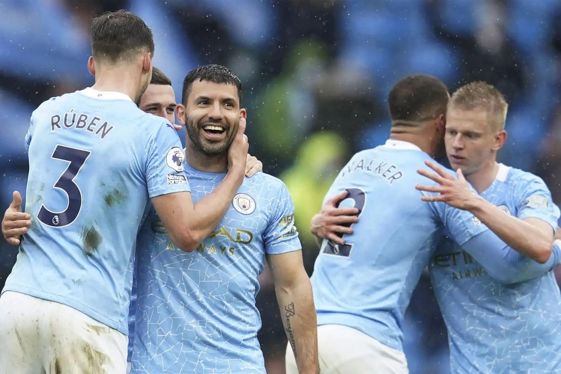 El delantero argentino del Manchester City Sergio Agüero abraza al defensor portugués del Manchester City Ruben Dias al final del partido de fútbol de la Premier League inglesa entre Manchester City y Everton en el Etihad Stadium en Manchester, noroeste de Inglaterra, el 23 de mayo de 2021. .
Foto: AFP