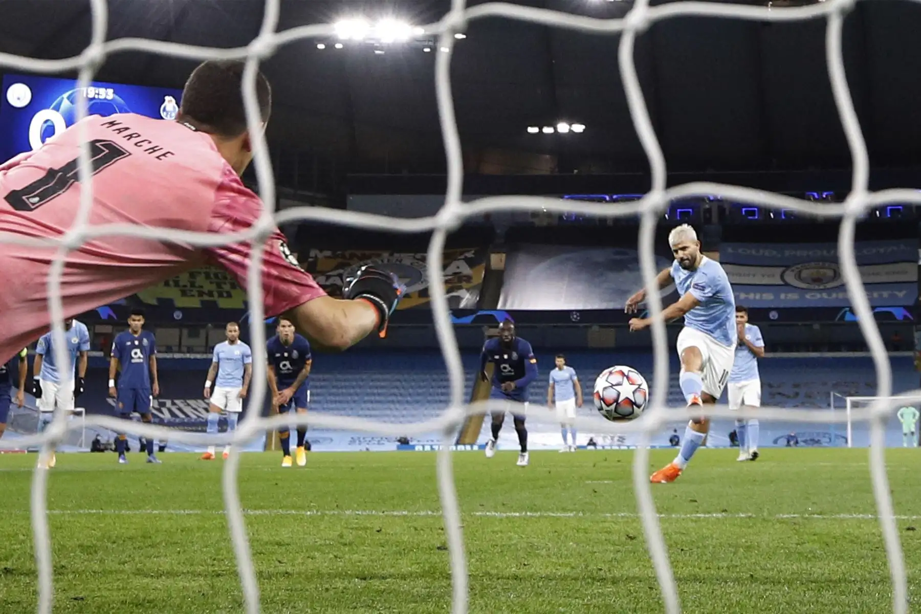 El portero argentino del Porto Agustín Marchesin se lanza de la manera correcta pero no puede detener el penalti del delantero argentino del Manchester City Sergio Agüero  durante el partido del Grupo C de la Liga de Campeones de la UEFA entre el Manchester City y el Oporto.
Foto: AFP