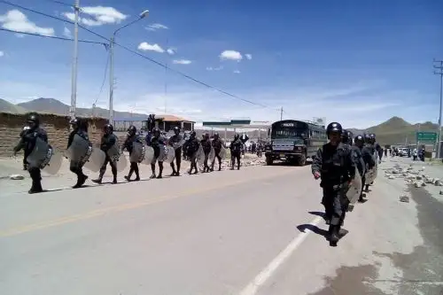 En algunas vías la Policía liberó la vía para permitir el pase de vehículos. ANDINA/Archivo