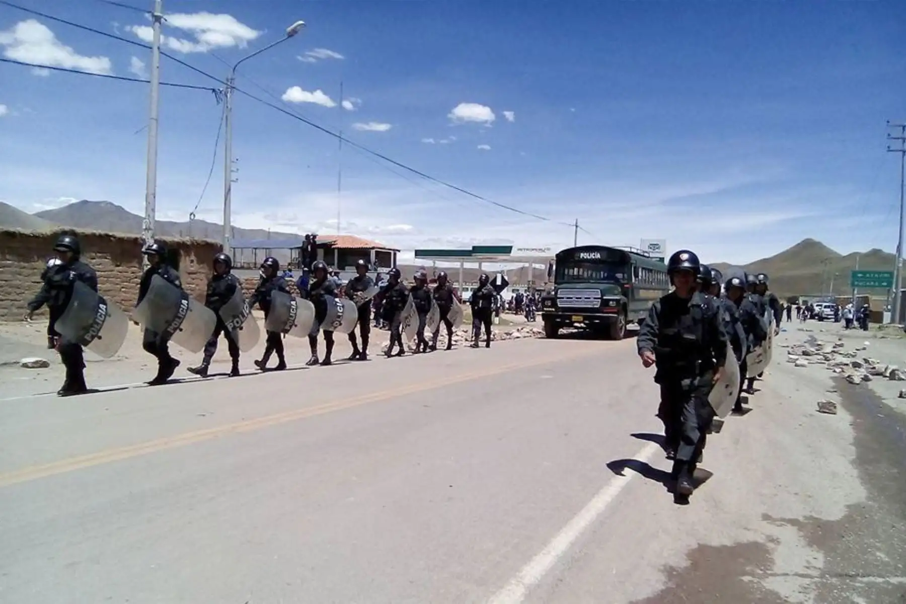 En algunas vías la Policía liberó la vía para permitir el pase de vehículos. ANDINA/Archivo