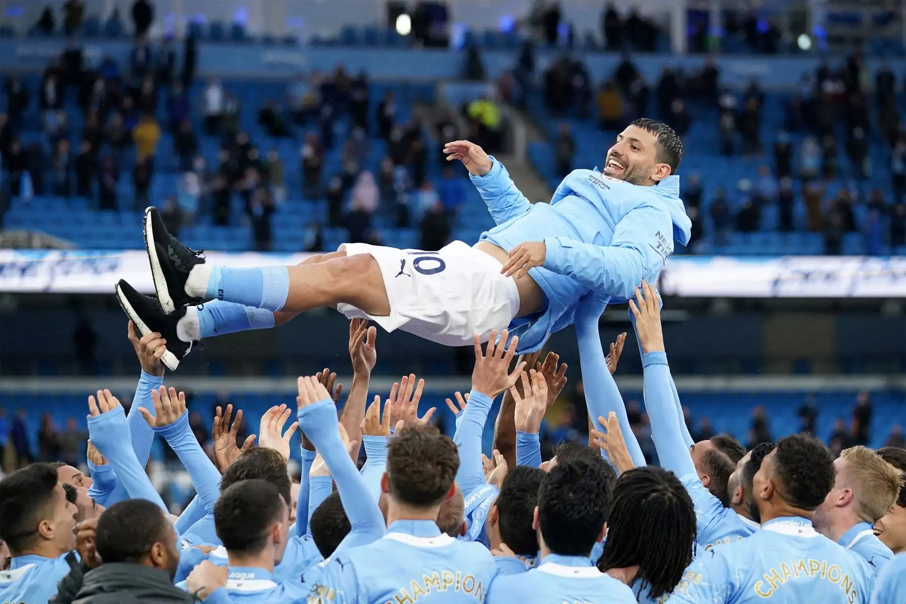 Los jugadores levantan al delantero argentino del Manchester City Sergio Agüero durante la ceremonia de entrega del trofeo después del partido de fútbol de la Premier League inglesa entre el Manchester City y el Everton en el Etihad Stadium en Manchester, noroeste de Inglaterra.
Foto: AFP