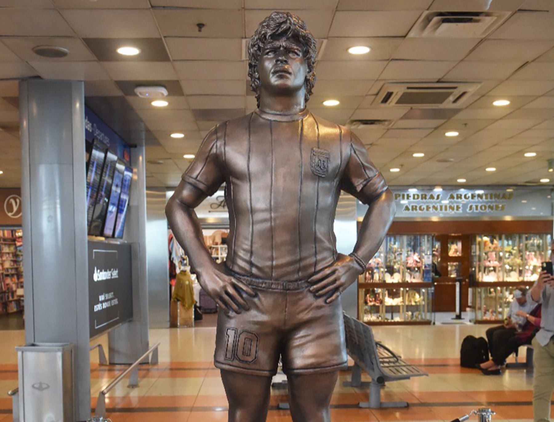 Una estatua de Maradona se luce en el Aeropuerto Internacional de Ezeiza
