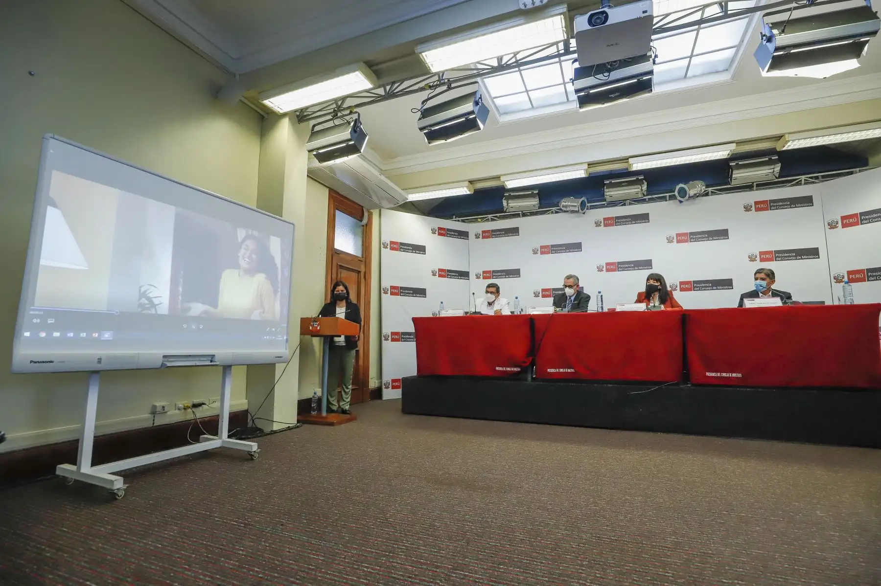 La premier Mirtha Vásquez junto a ministros de Estado, brindó una conferencia de prensa para informar las decisiones adoptadas en el Consejo de Ministros en relación al control de la pandemia y la reactivación económica. Foto: PCM
