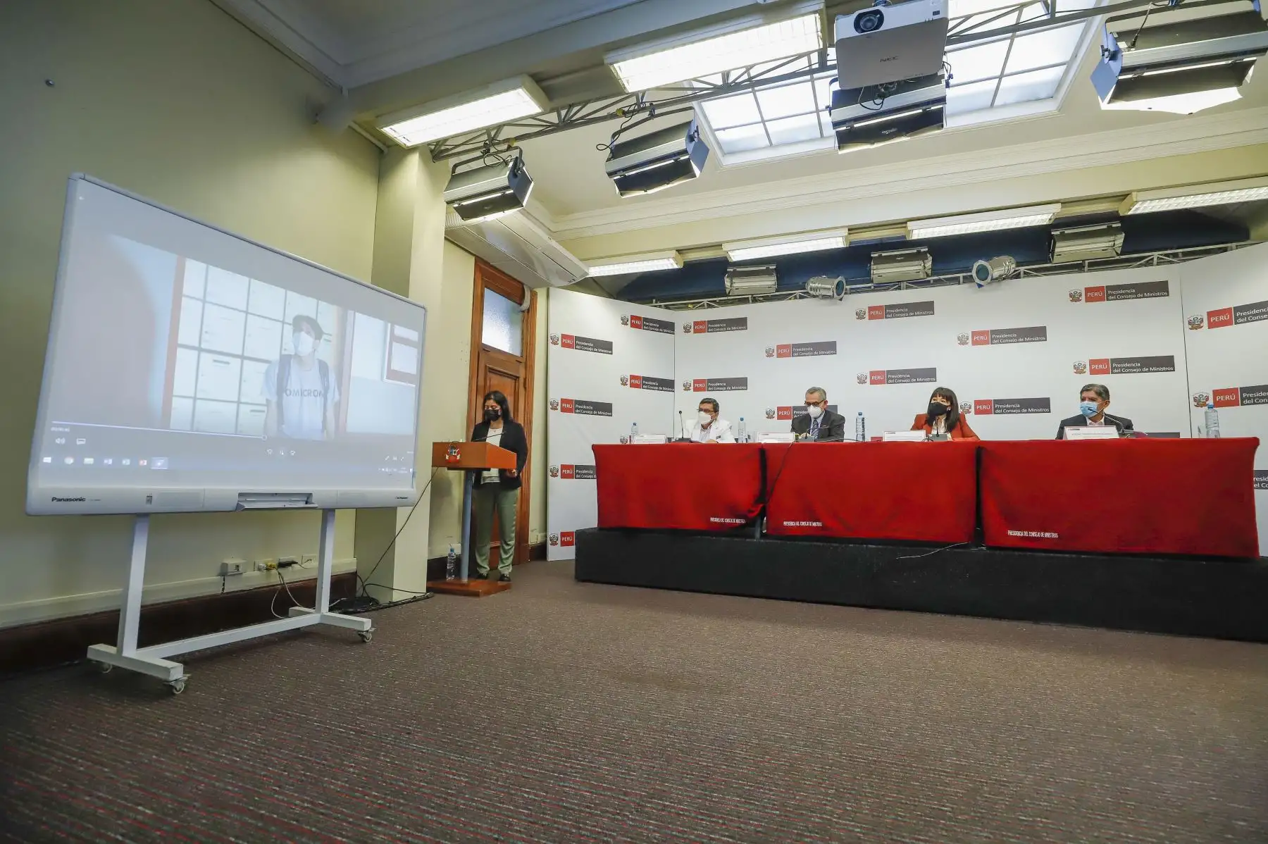 La presidenta del Consejo de Ministros, Mirtha Vásquez, presentó un spot como parte de la campaña del Gobierno para incentivar la vacunación y generar que las personas que no quieren vacunarse cambien su comportamiento para beneficiar la salud púbica. Foto: PCM