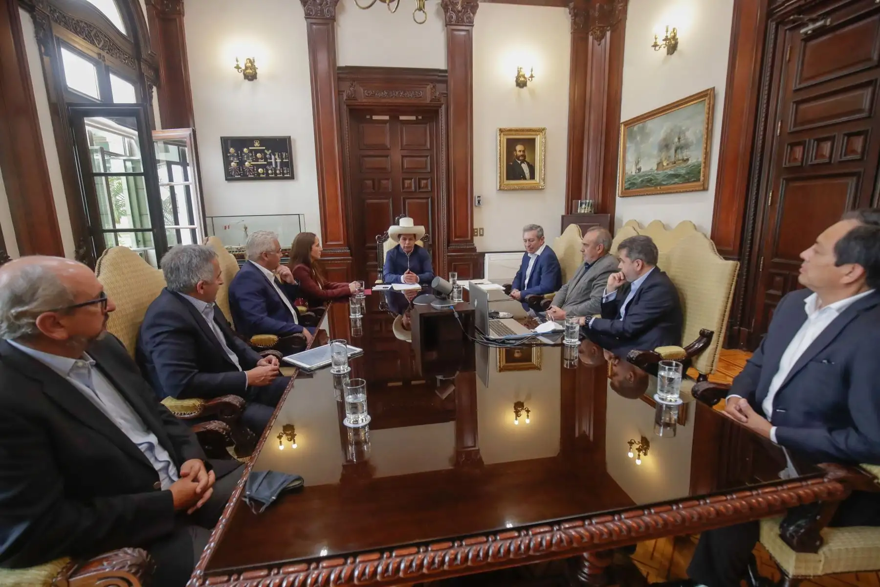 El presidente de la República, Pedro Castillo, se reunió con empresarios del sector energía. A su salida los empresarios indicaron que el sector energético ha crecido en los últimos años. Foto: ANDINA/Prensa Presidencia