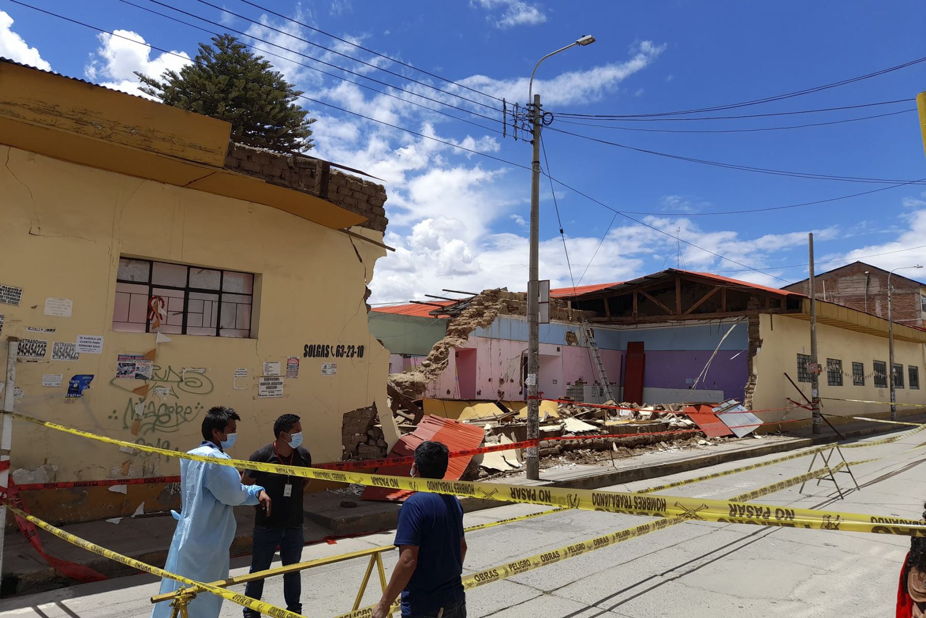 Defensa civil dispondrá de maquinaria para recoger los escombros por derrumbe de pared de hospital El Carmen de Huancayo. Foto: ANDINA/Difusión