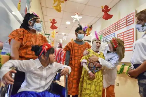 El encuentro entre médicos, niños, niñas y adolescentes del INSN San Borja para celebrar por adelnatado la navidad se enmarca en su política de humanización. ANDINA/ INSN San Borja