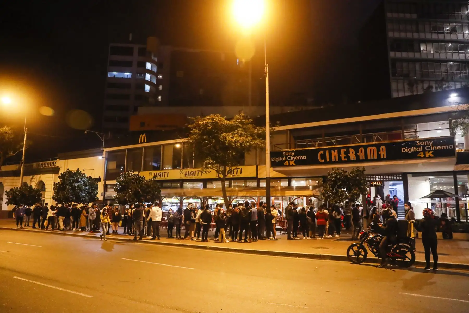 Fánaticos de Spiderman asistieron al avant premiere de la película “Spiderman: No Way Home” en Miraflores. Foto: ANDINA/Renato Pajuelo