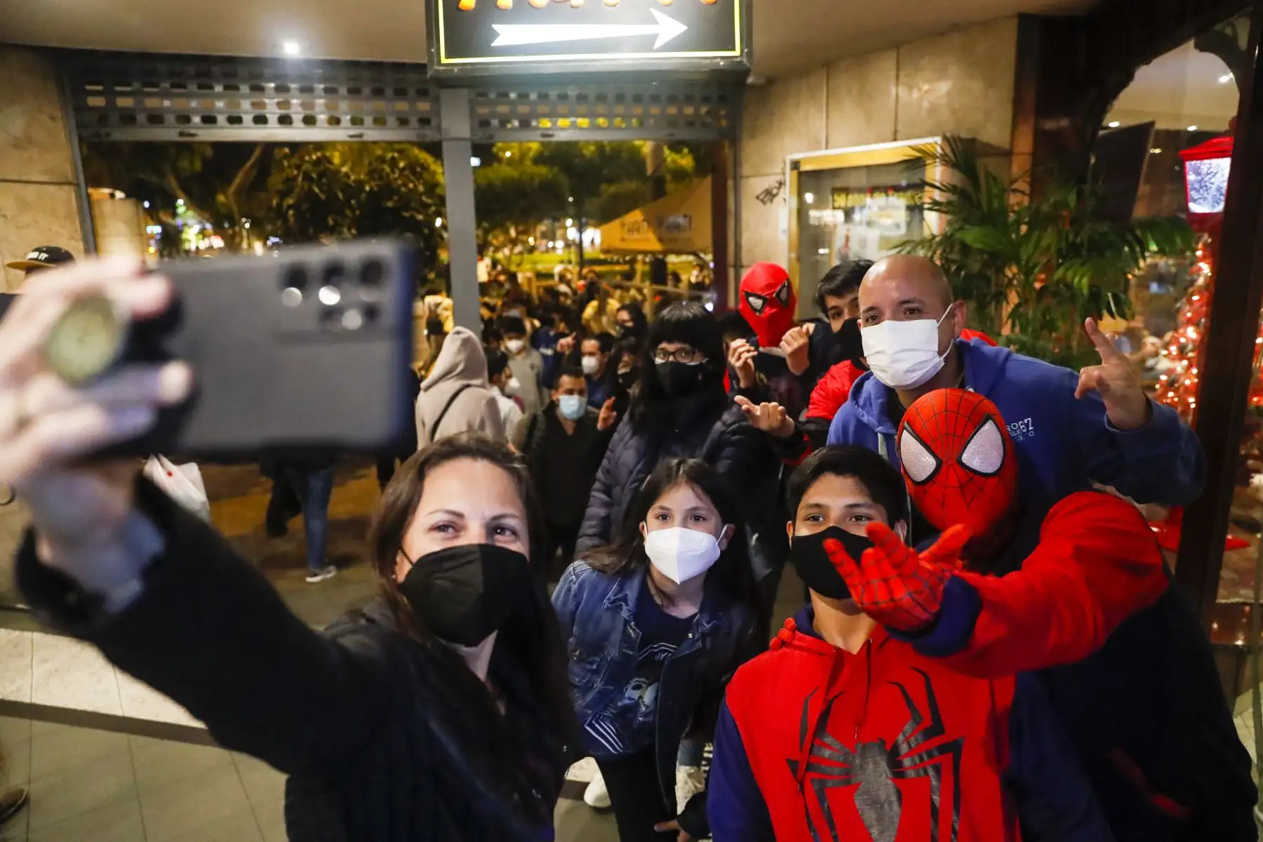 Fánaticos de Spiderman asistieron al avant premiere de la película “Spiderman: No Way Home” en Miraflores. Foto: ANDINA/Renato Pajuelo
