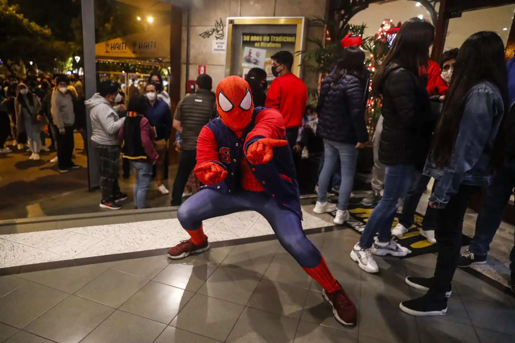 Fánaticos de Spiderman asistieron al avant premiere de la película “Spiderman: No Way Home” en Miraflores. Foto: ANDINA/Renato Pajuelo