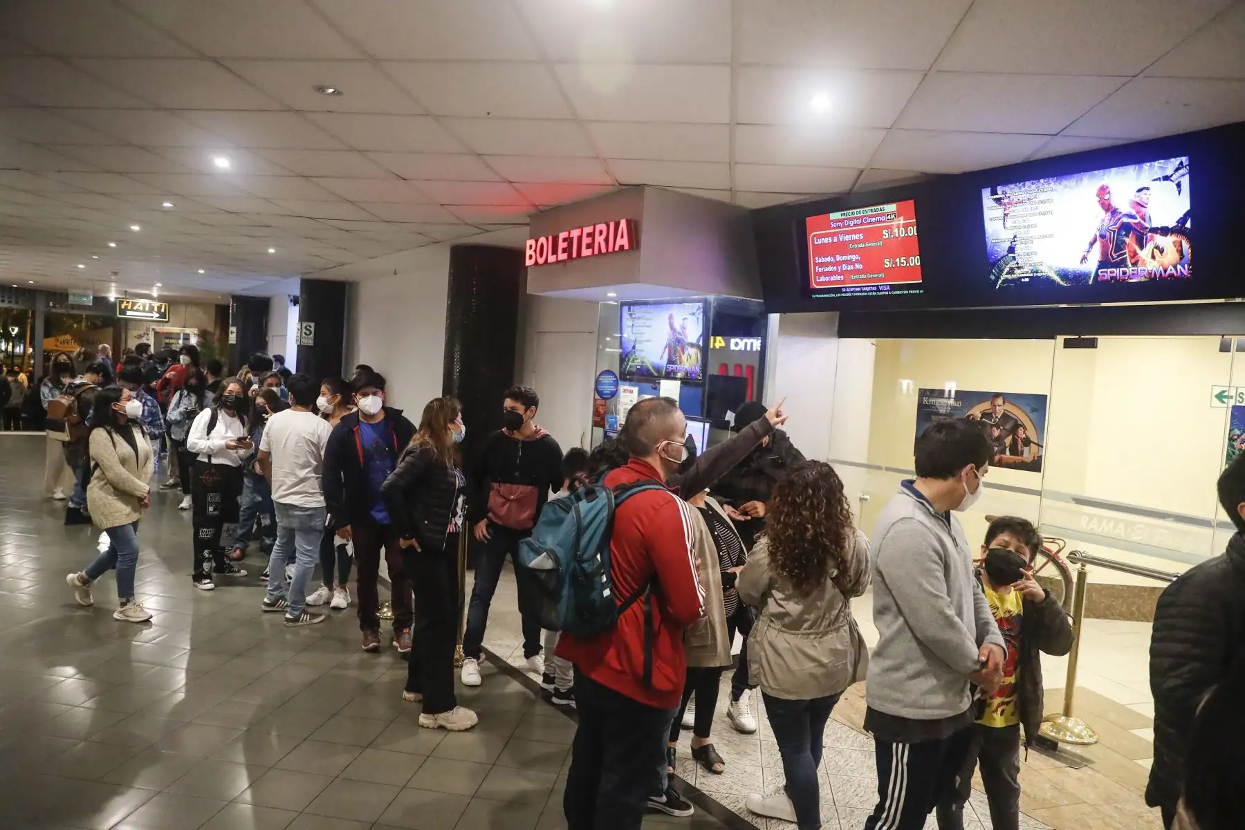 Fánaticos de Spiderman asistieron al avant premiere de la película “Spiderman: No Way Home” en Miraflores. Foto: ANDINA/Renato Pajuelo