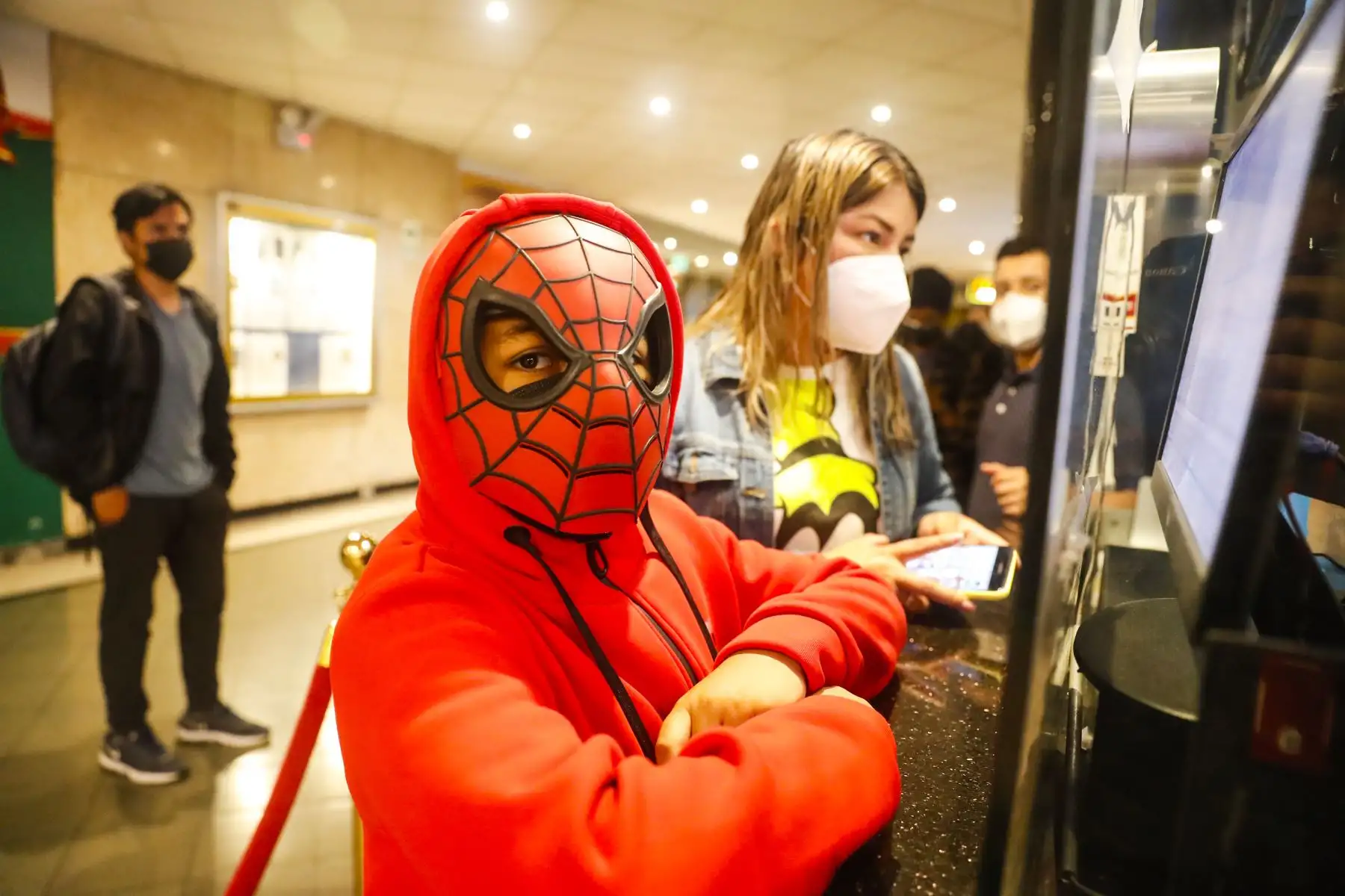 Fánaticos de Spiderman asistieron al avant premiere de la película “Spiderman: No Way Home” en Miraflores. Foto: ANDINA/Renato Pajuelo