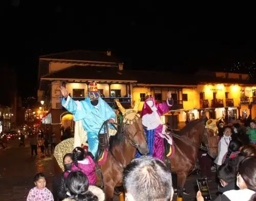 Policías vestidos de Reyes Magos regalan alegría a los niños de Cusco. La jornada empezó anoche en la plaza de Armas y las calles del centro histórico de la ciudad imperial. Foto: ANDINA/Difusión.