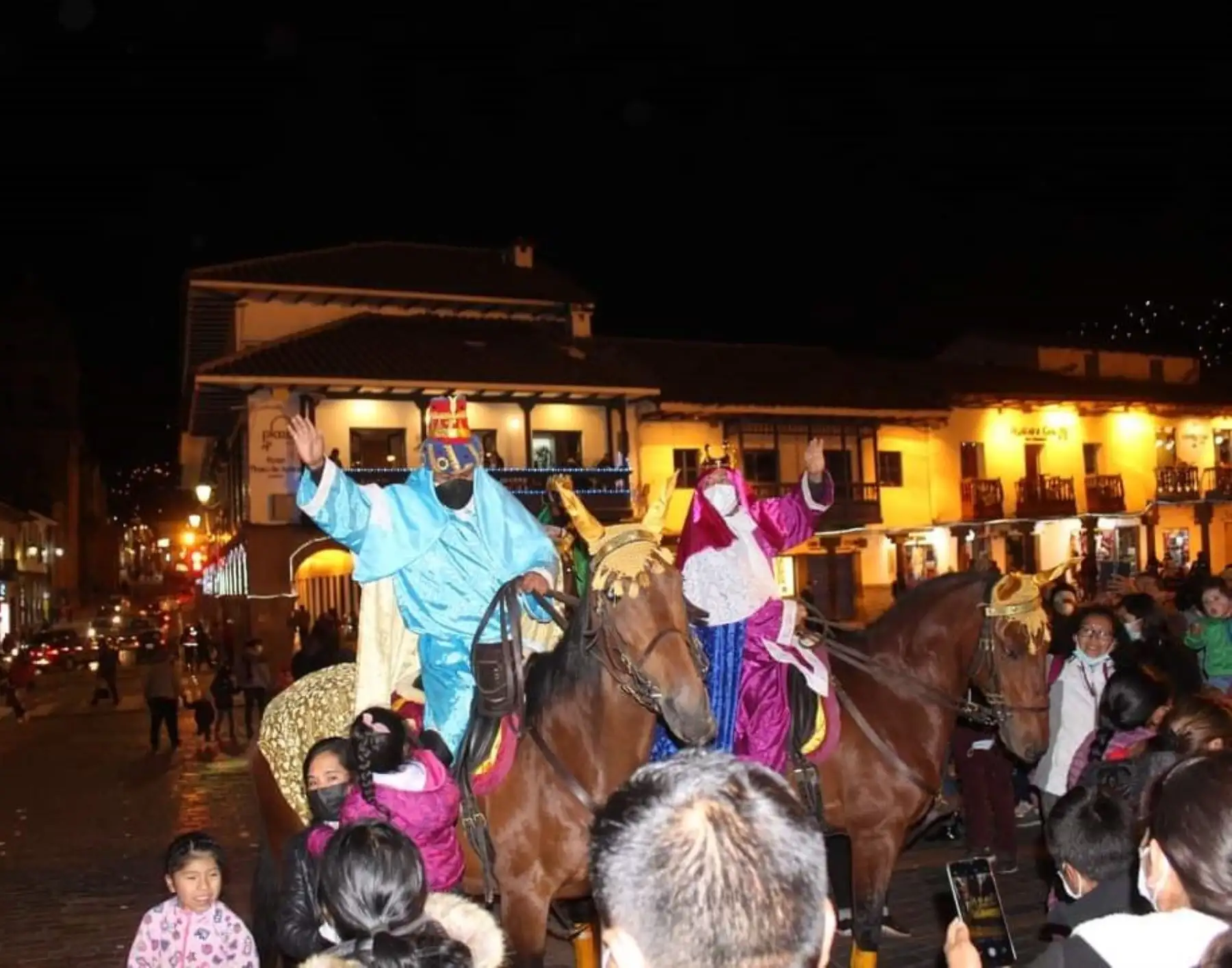 Policías vestidos de Reyes Magos regalan alegría a los niños de Cusco. La jornada empezó anoche en la plaza de Armas y las calles del centro histórico de la ciudad imperial. Foto: ANDINA/Difusión.