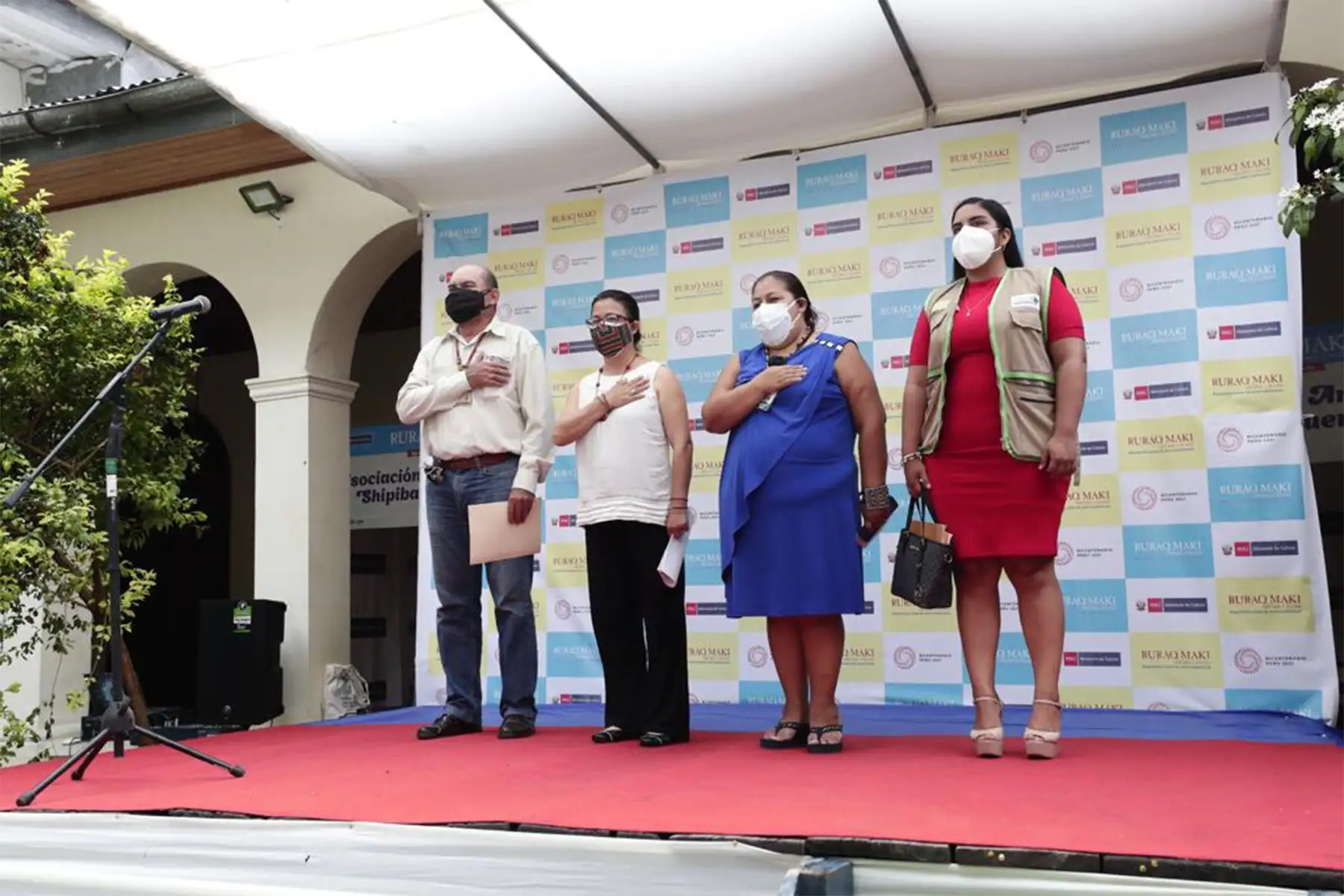La ministra de Cultura, Gisela Ortiz inauguró la exposición venta Ruraq Maki, hecho a mano que se realiza por primera vez en la ciudad de Iquitos, y cuenta con la participación de 14 colectivos de artistas tradicionales de 3 provincias de la región.
Foto: Mincul