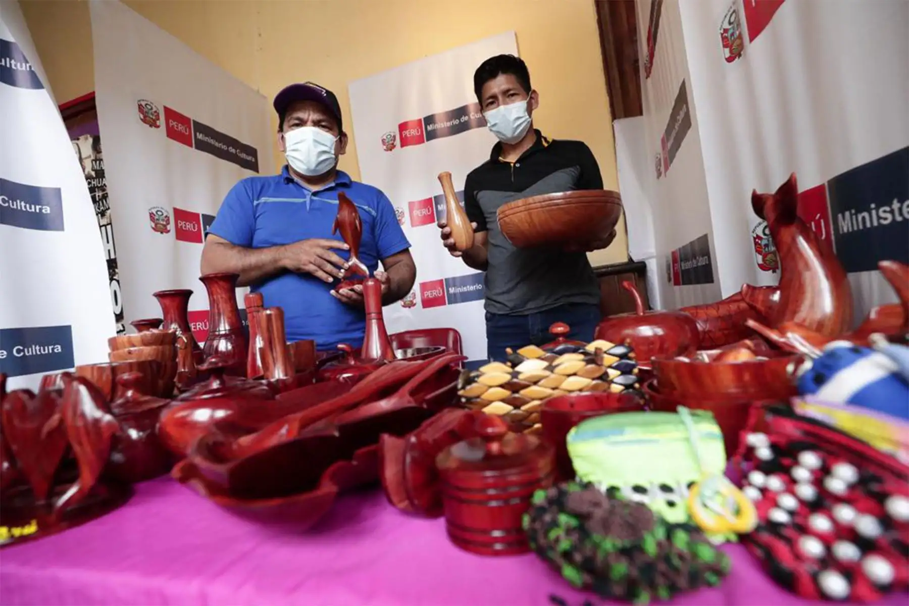 La ministra de Cultura, Gisela Ortiz inauguró la exposición venta Ruraq Maki, hecho a mano que se realiza por primera vez en la ciudad de Iquitos, y cuenta con la participación de 14 colectivos de artistas tradicionales de 3 provincias de la región.
Foto: Mincul