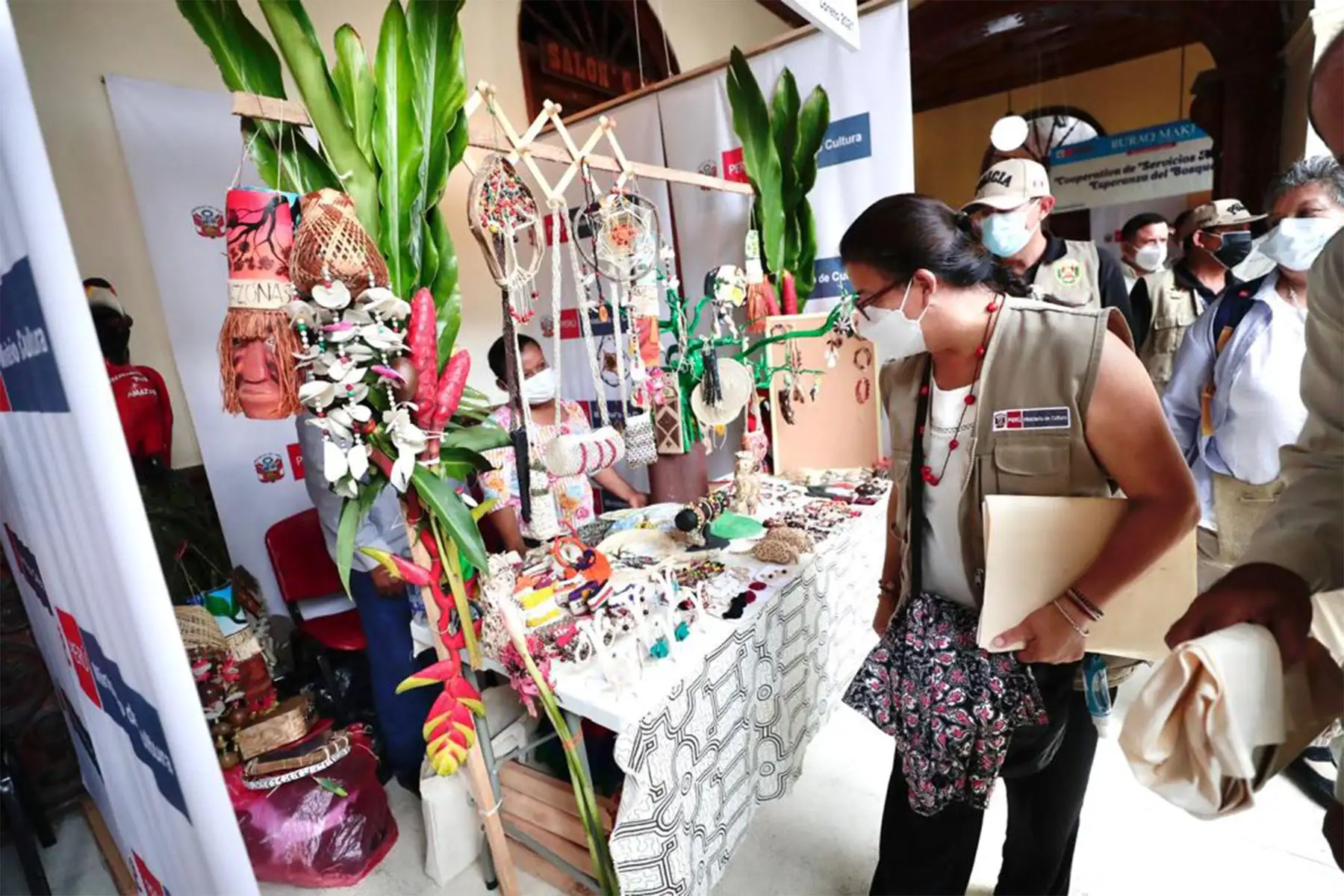 La ministra de Cultura, Gisela Ortiz inauguró la exposición venta Ruraq Maki, hecho a mano que se realiza por primera vez en la ciudad de Iquitos, y cuenta con la participación de 14 colectivos de artistas tradicionales de 3 provincias de la región.
Foto: Mincul