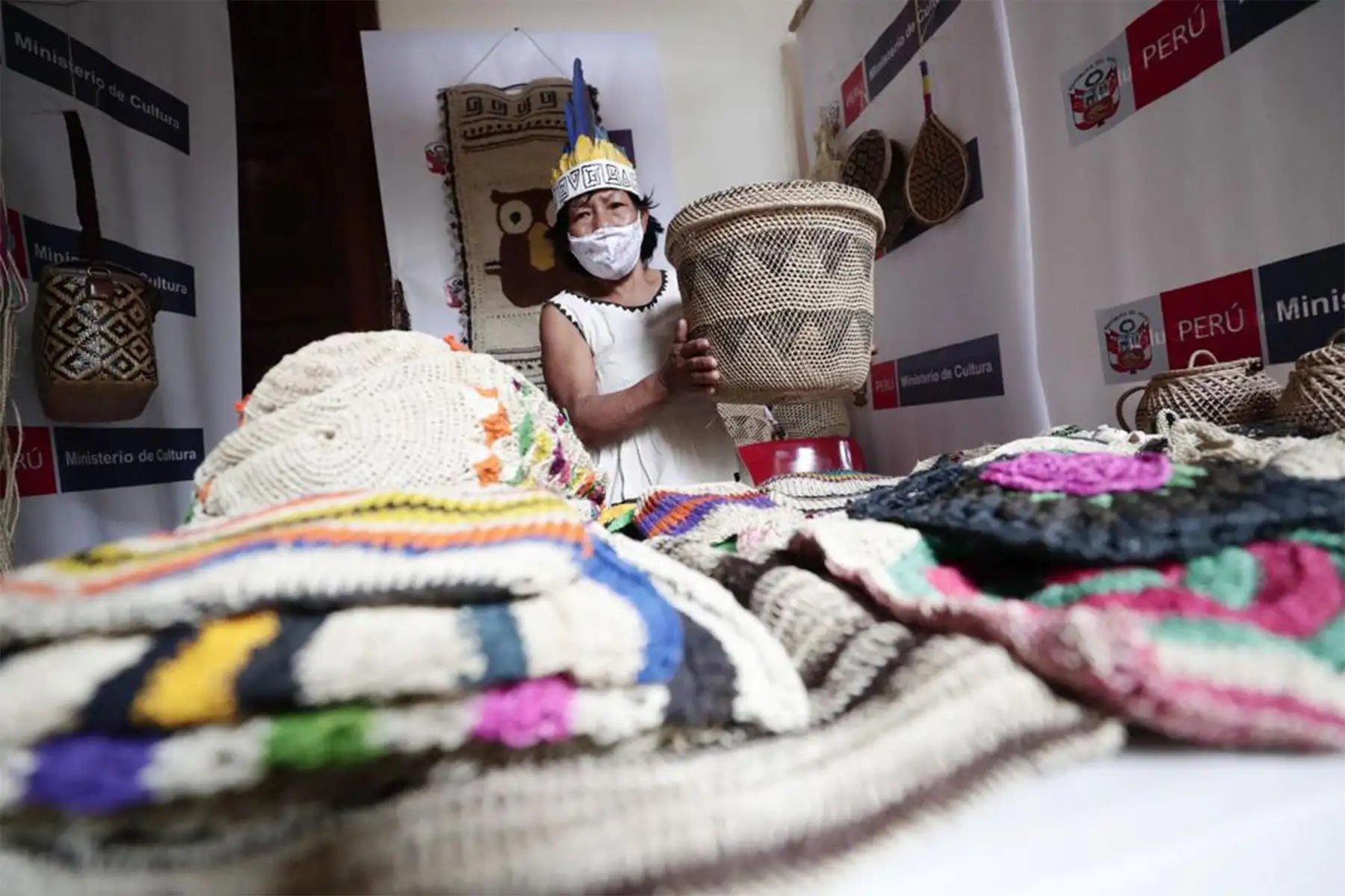 La ministra de Cultura, Gisela Ortiz inauguró la exposición venta Ruraq Maki, hecho a mano que se realiza por primera vez en la ciudad de Iquitos, y cuenta con la participación de 14 colectivos de artistas tradicionales de 3 provincias de la región.
Foto: Mincul